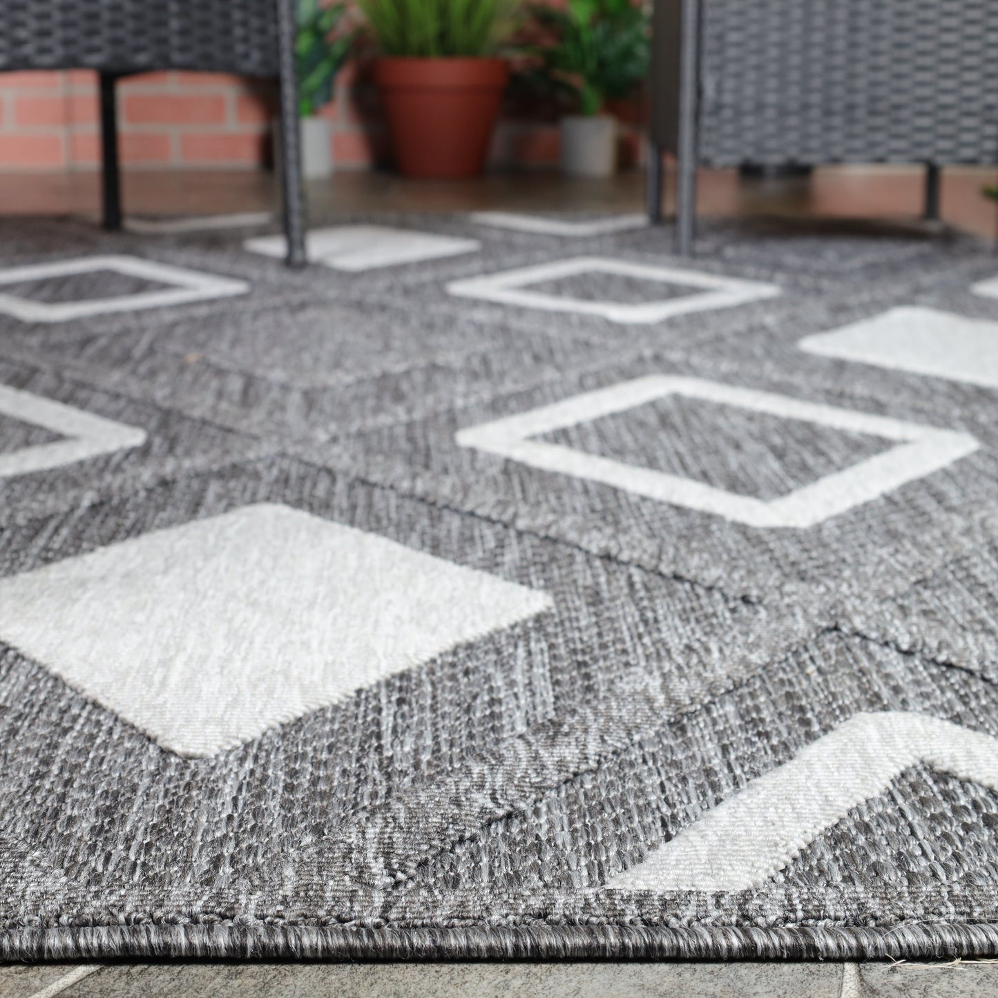 Superior Daelyn Modern Diamond Lattice Indoor/Outdoor Area Rug - Grey