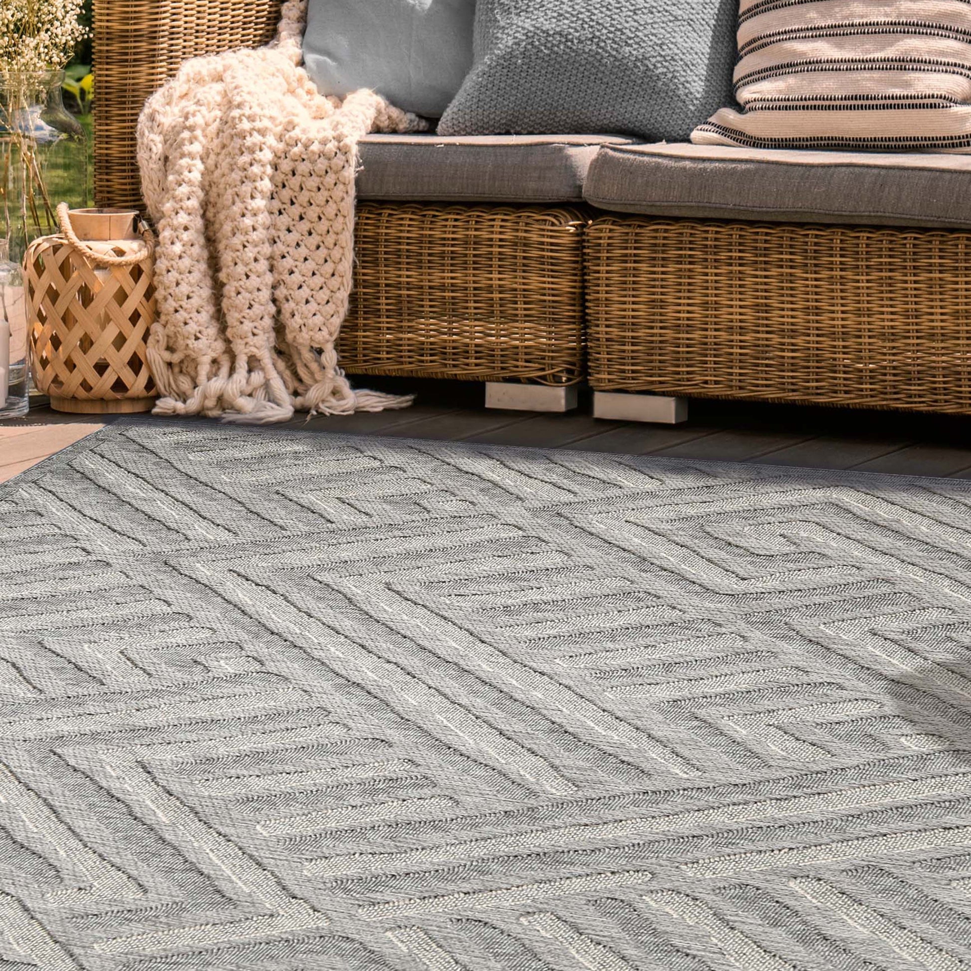 Wynn Modern Geometric Abstract Indoor/Outdoor Area Rug - Charcoal