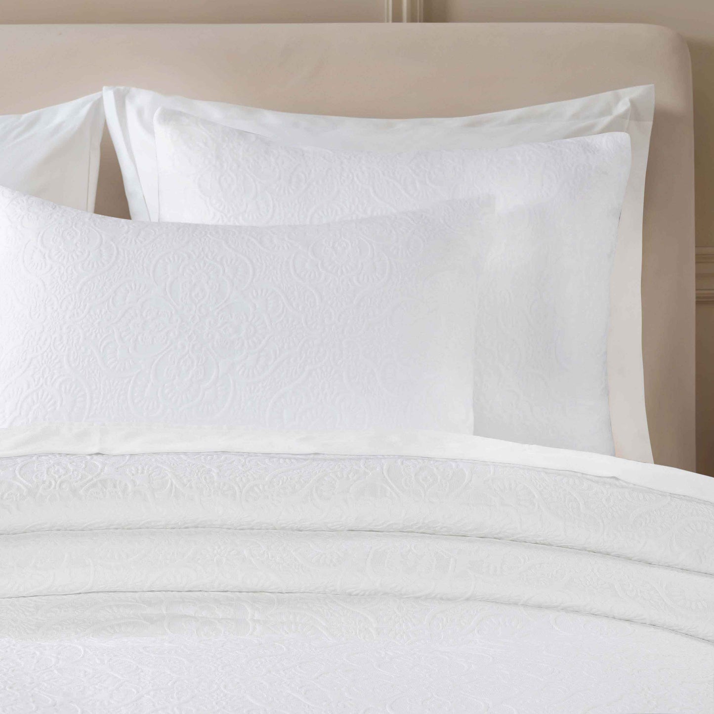 Enzy Medium Weight Floral Matelasse 3 Piece Bedspread Pillow Sham Set - White