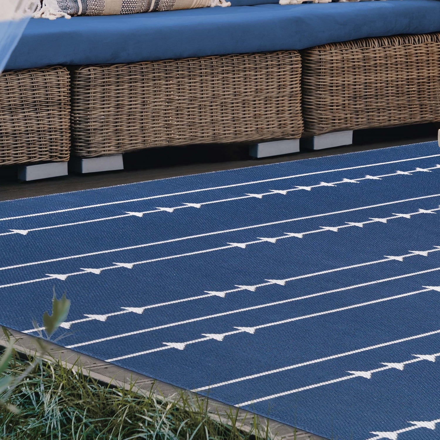 Superior Bohemian Arrow Line Pattern Indoor Outdoor Area Rug - Navy Blue