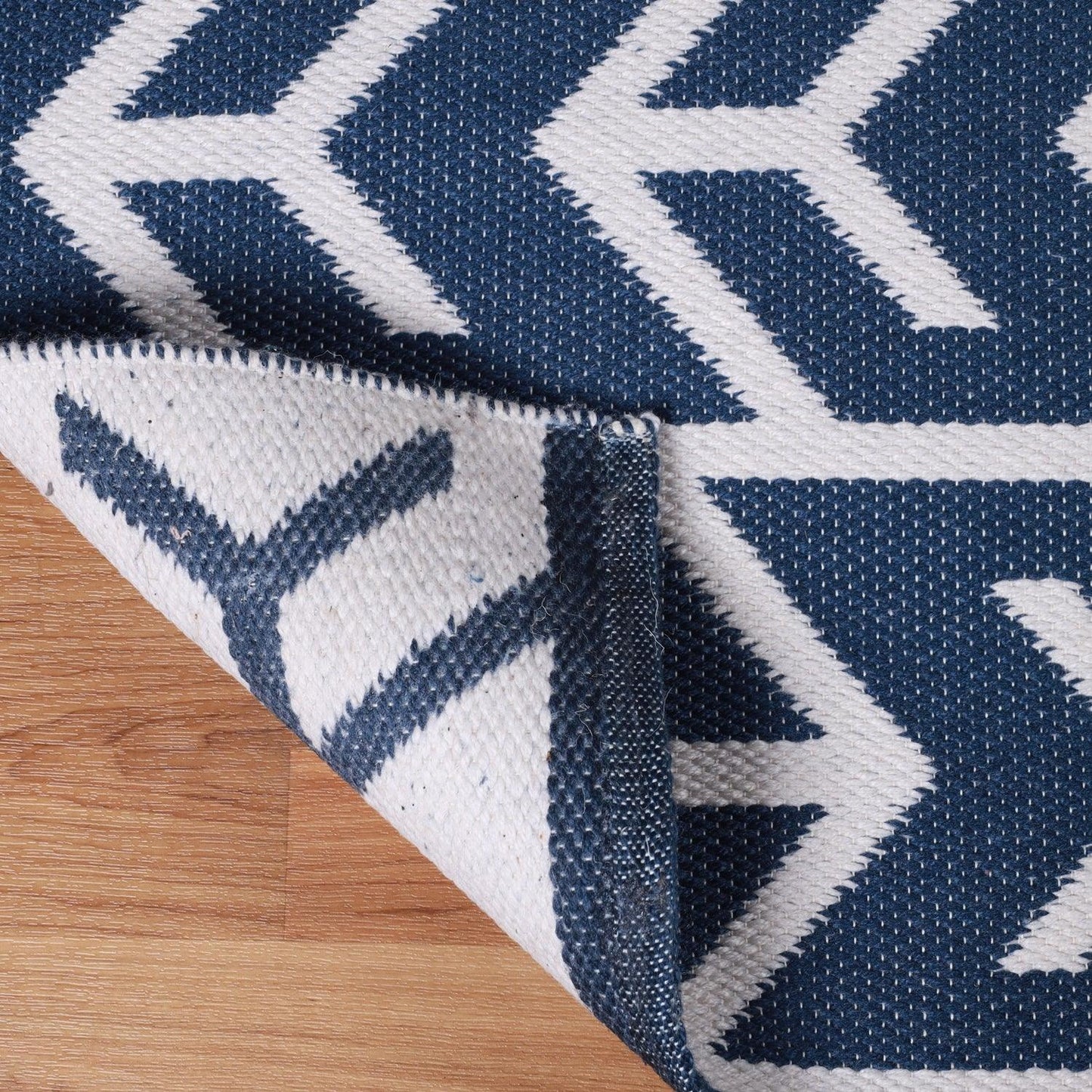 Superior Contemporary Geometric Arrow Pattern Indoor/ Outdoor Area Rug - Blue