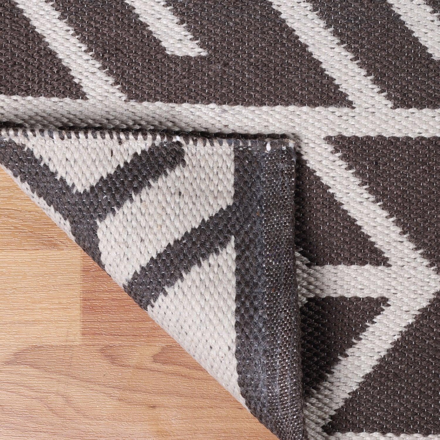 Superior Contemporary Geometric Arrow Pattern Indoor/ Outdoor Area Rug - Charcoal