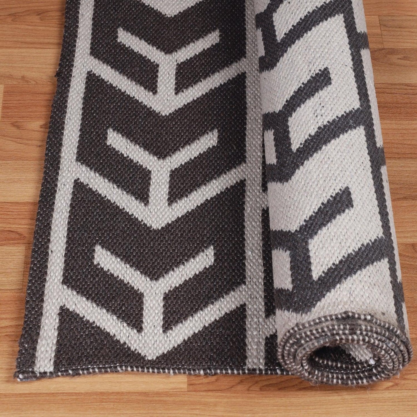 Superior Contemporary Geometric Arrow Pattern Indoor/ Outdoor Area Rug - Charcoal