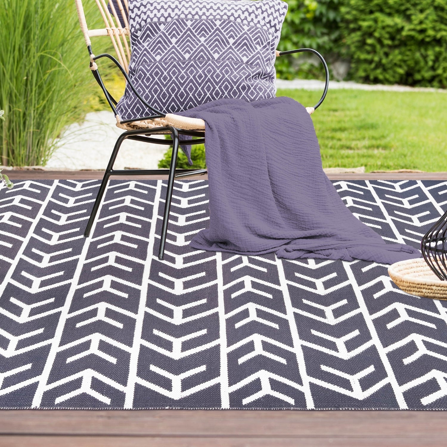 Superior Contemporary Geometric Arrow Pattern Indoor/ Outdoor Area Rug - Charcoal
