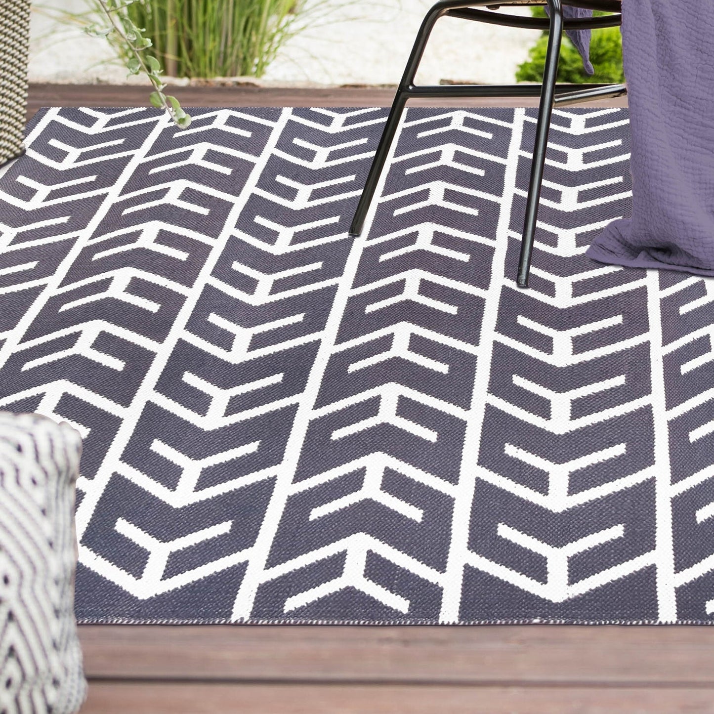 Superior Contemporary Geometric Arrow Pattern Indoor/ Outdoor Area Rug - Charcoal