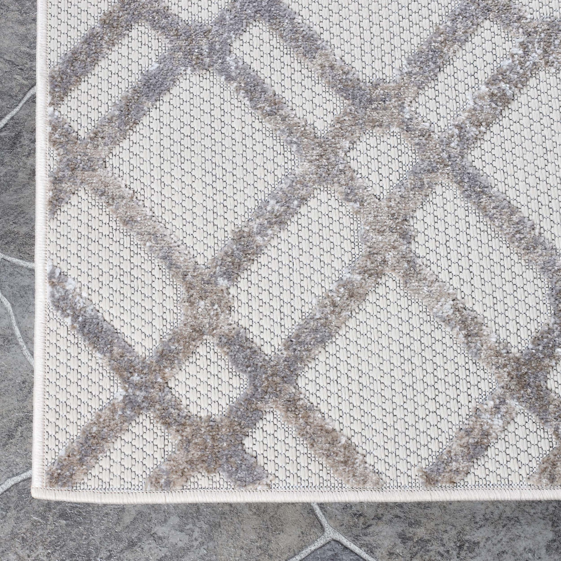 Superior Paxson Geometric Diamond Lattice Indoor/Outdoor Area Rug - Slate