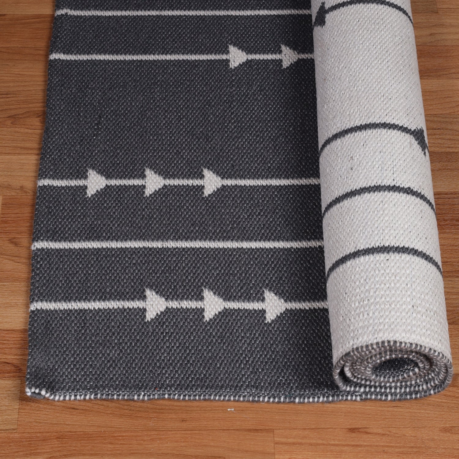 Superior Bohemian Arrow Line Pattern Indoor Outdoor Area Rug - Grey