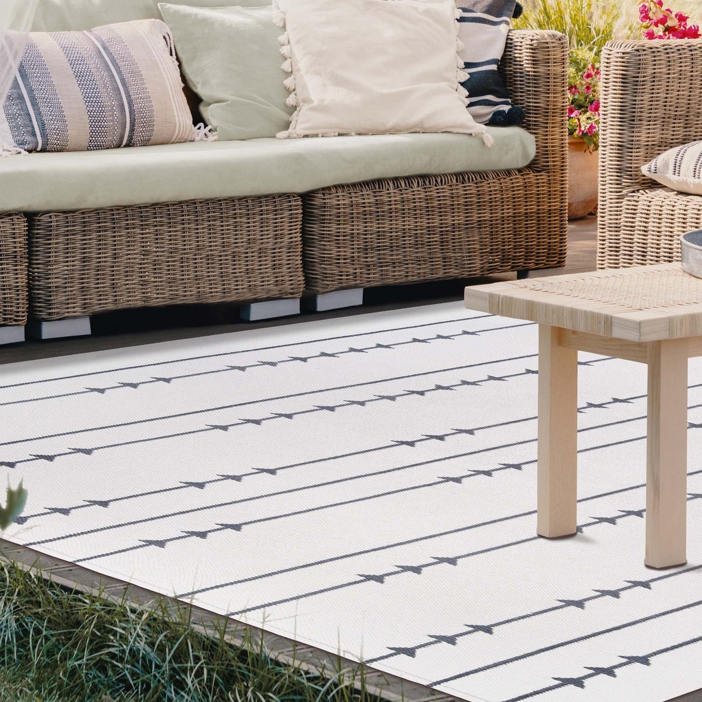 Superior Bohemian Arrow Line Pattern Indoor Outdoor Area Rug - Ivory
