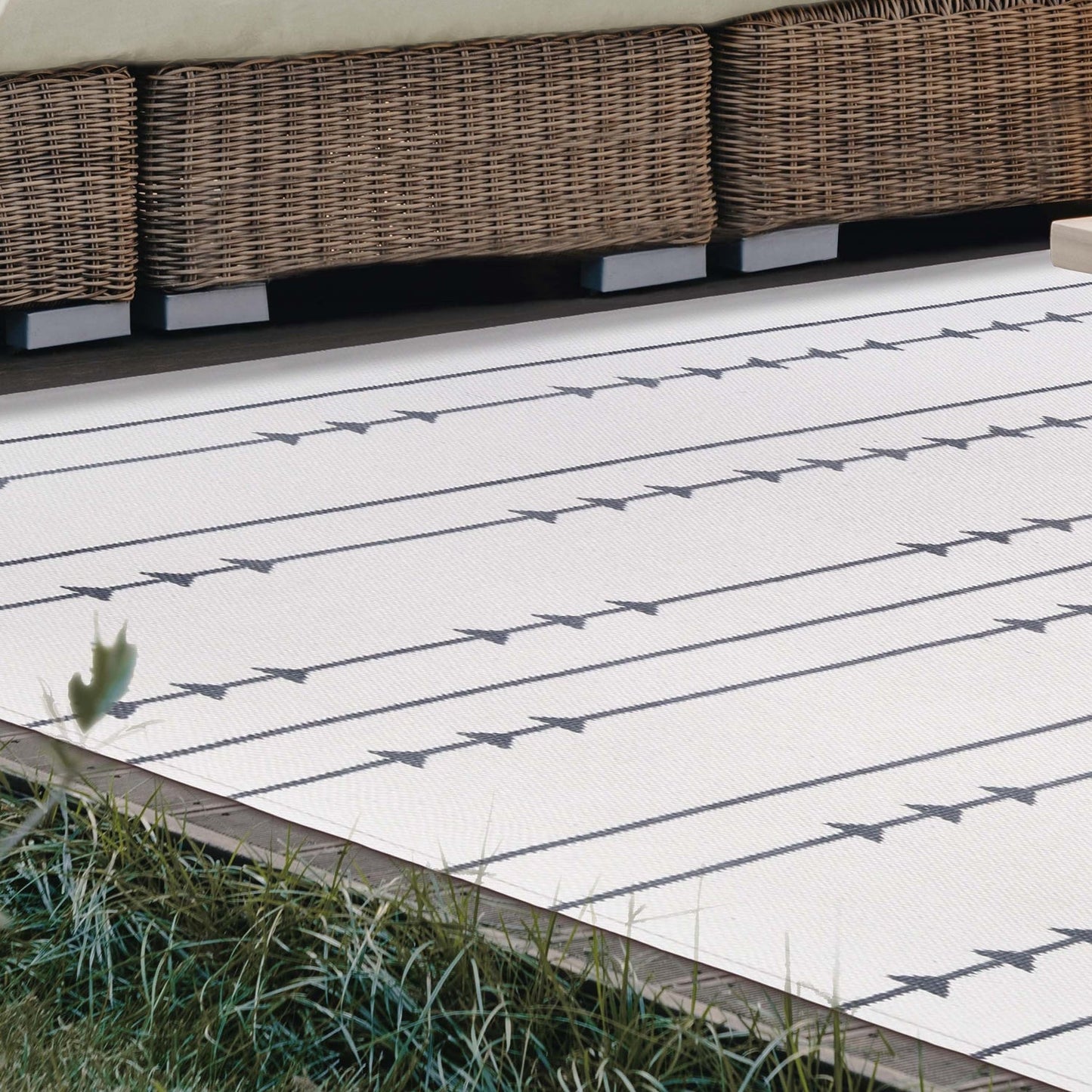Superior Bohemian Arrow Line Pattern Indoor Outdoor Area Rug - Ivory