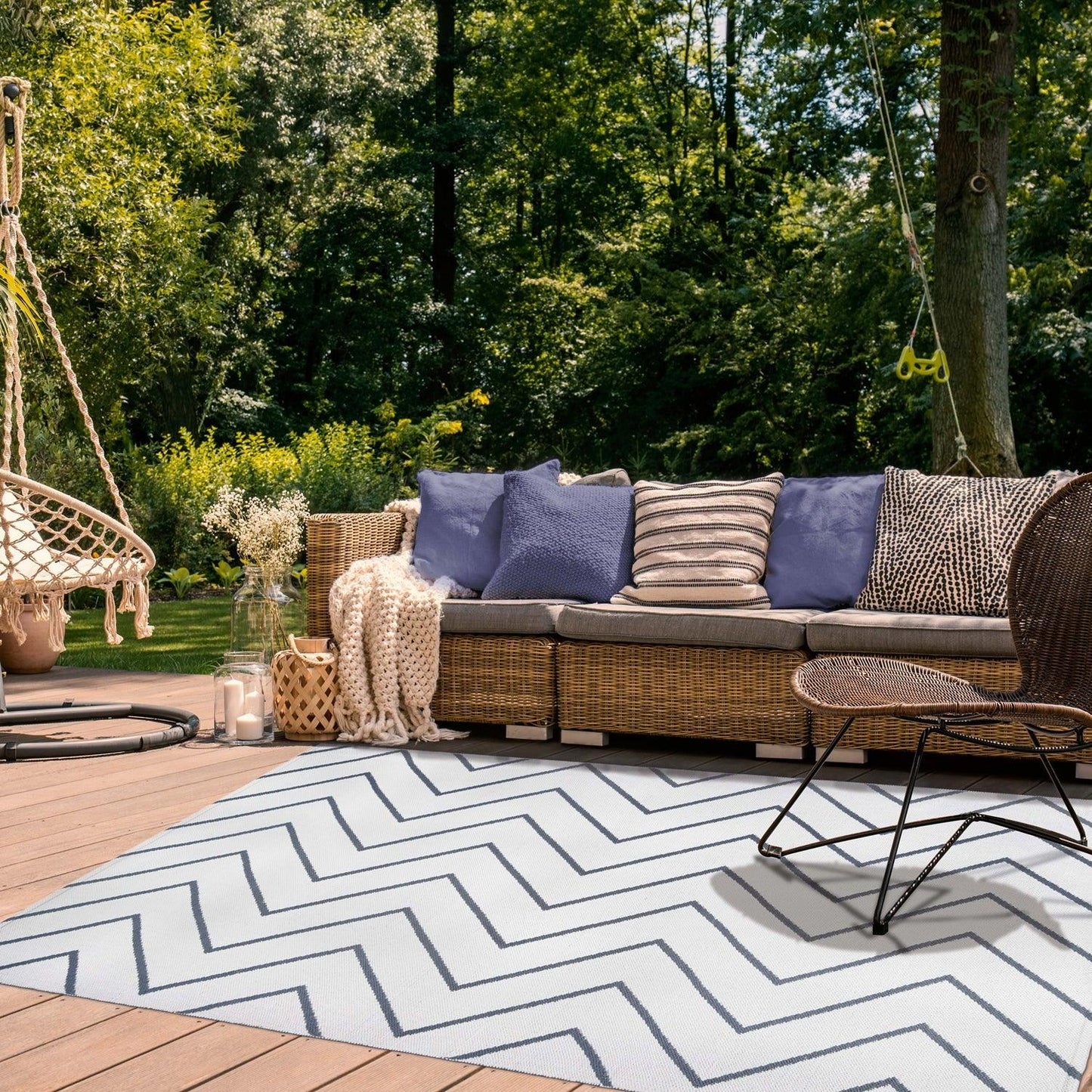 Superior Contemporary Chevron Zig-Zag Indoor Outdoor Area Rug - Ivory