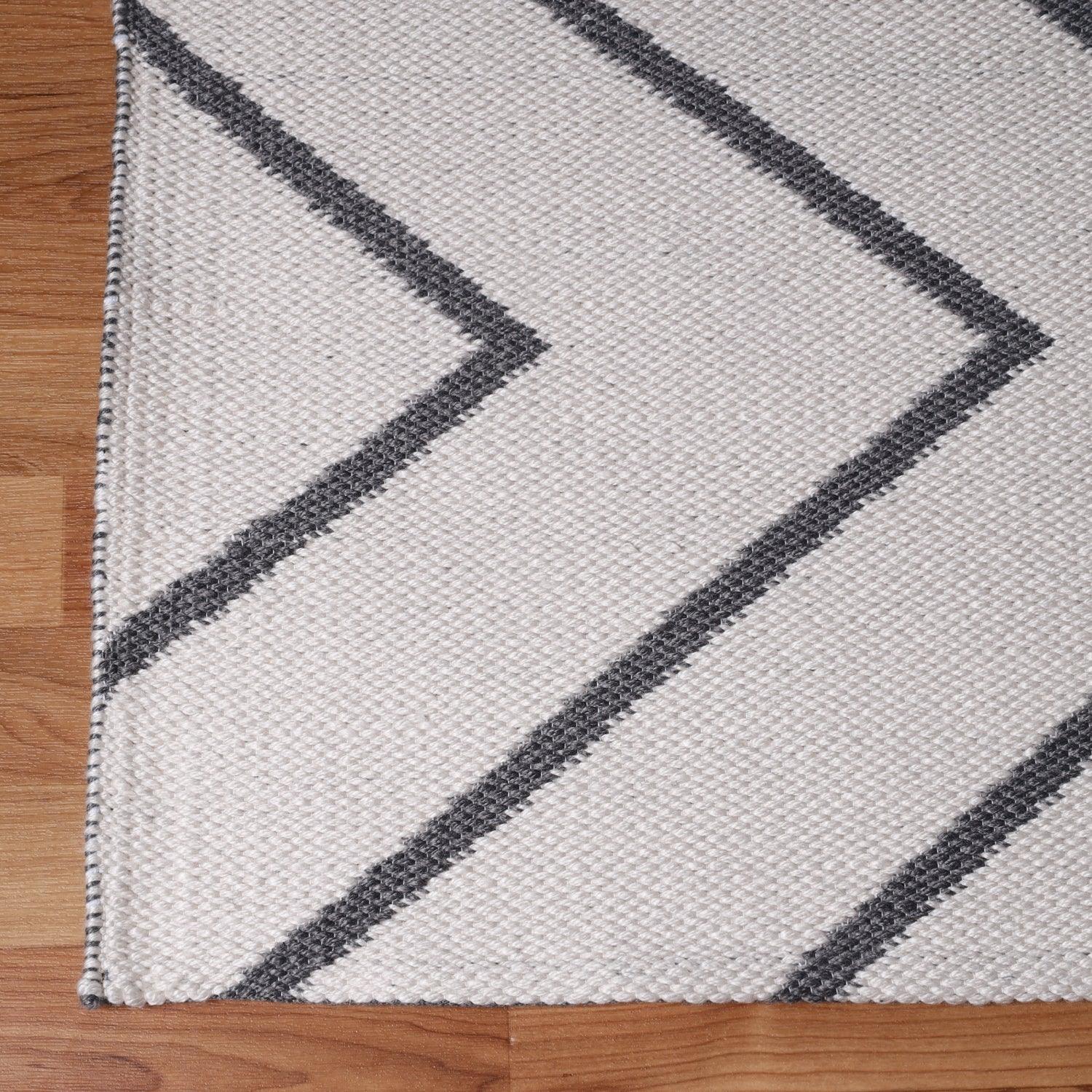 Superior Contemporary Chevron Zig-Zag Indoor Outdoor Area Rug - Ivory