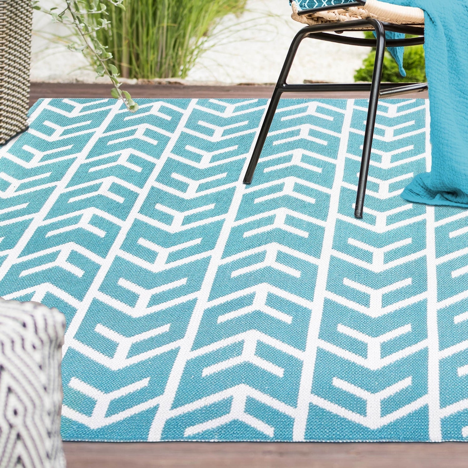 Superior Contemporary Geometric Arrow Pattern Indoor/ Outdoor Area Rug - Teal