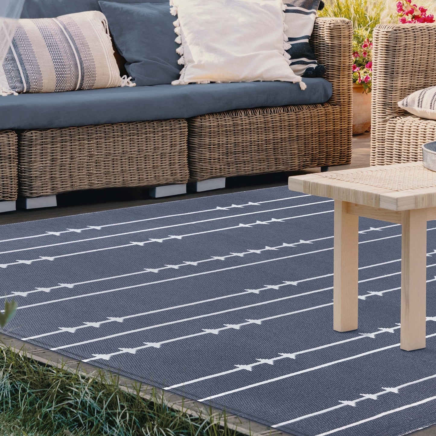 Superior Bohemian Arrow Line Pattern Indoor Outdoor Area Rug - Grey