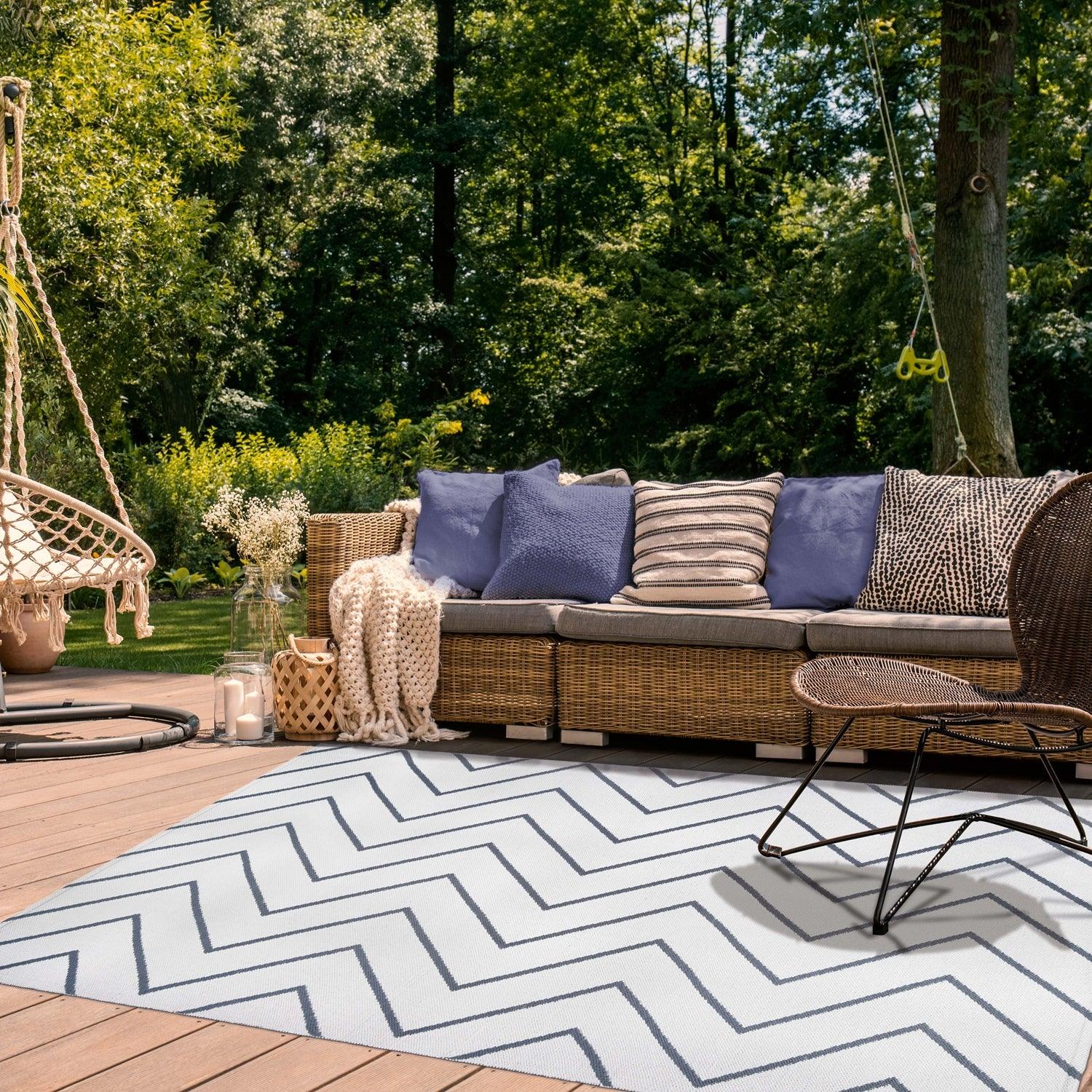 Superior Contemporary Chevron Zig-Zag Indoor Outdoor Area Rug - Ivory