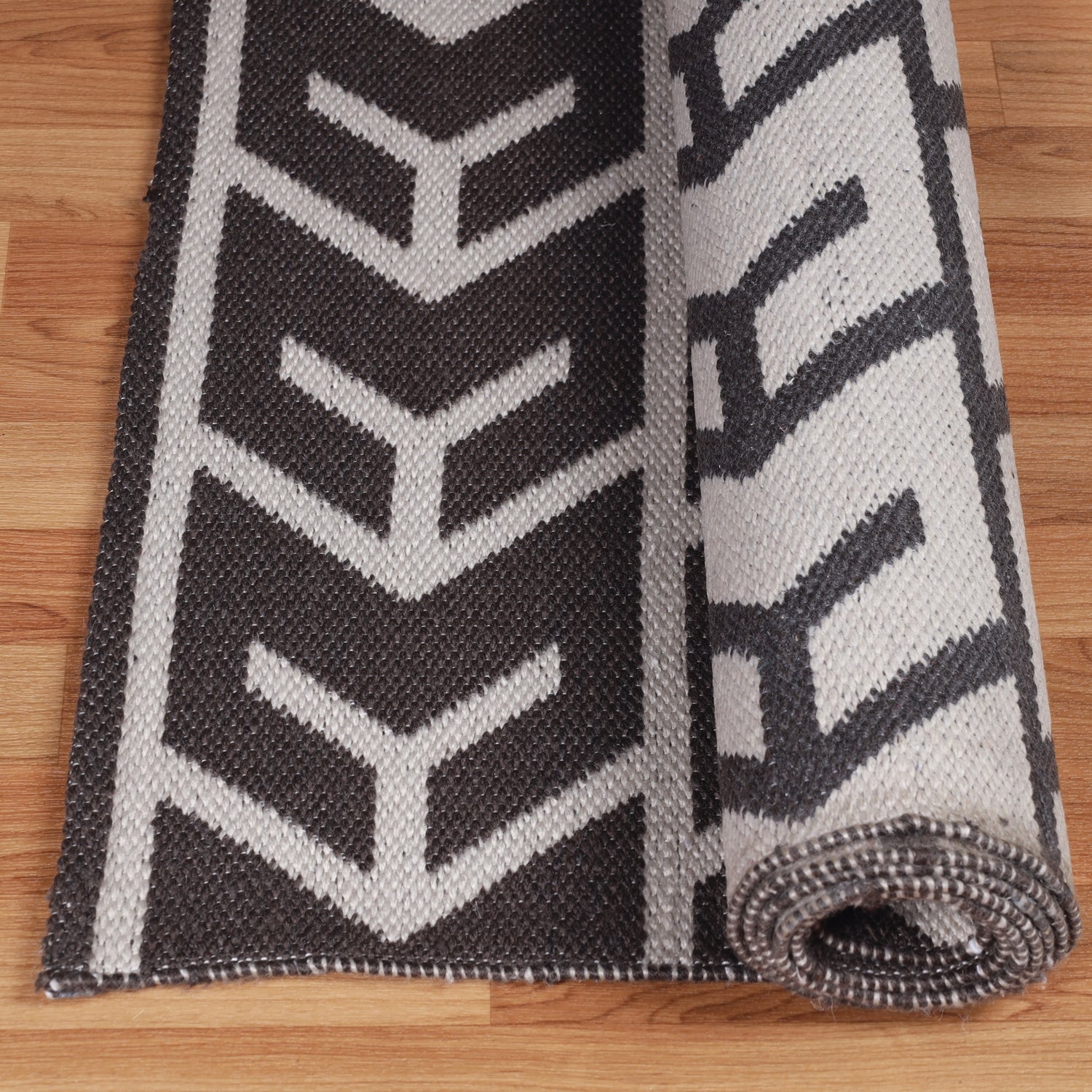 Superior Contemporary Geometric Arrow Pattern Indoor/ Outdoor Area Rug - Charcoal
