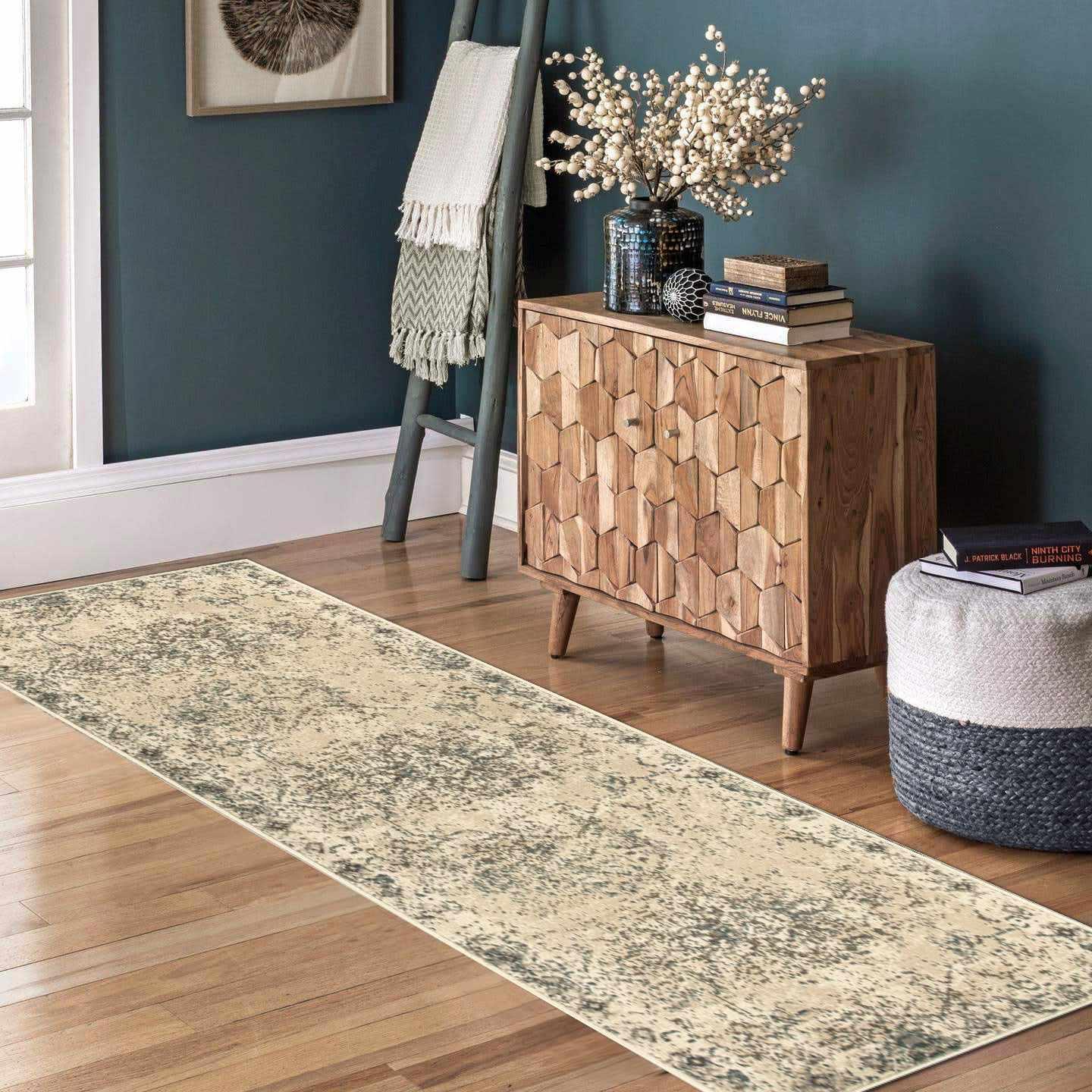  Amaris Vintage Oriental Distressed Medallion Indoor Area Rug