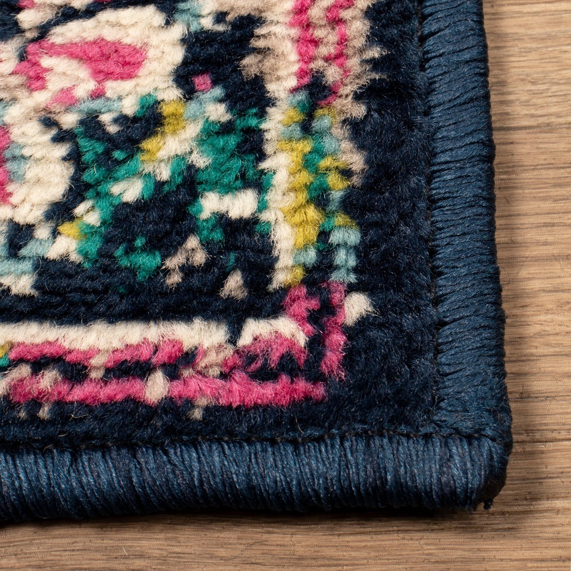 Superior Sorelle Distressed Floral Medallion Area Rug - Ivory