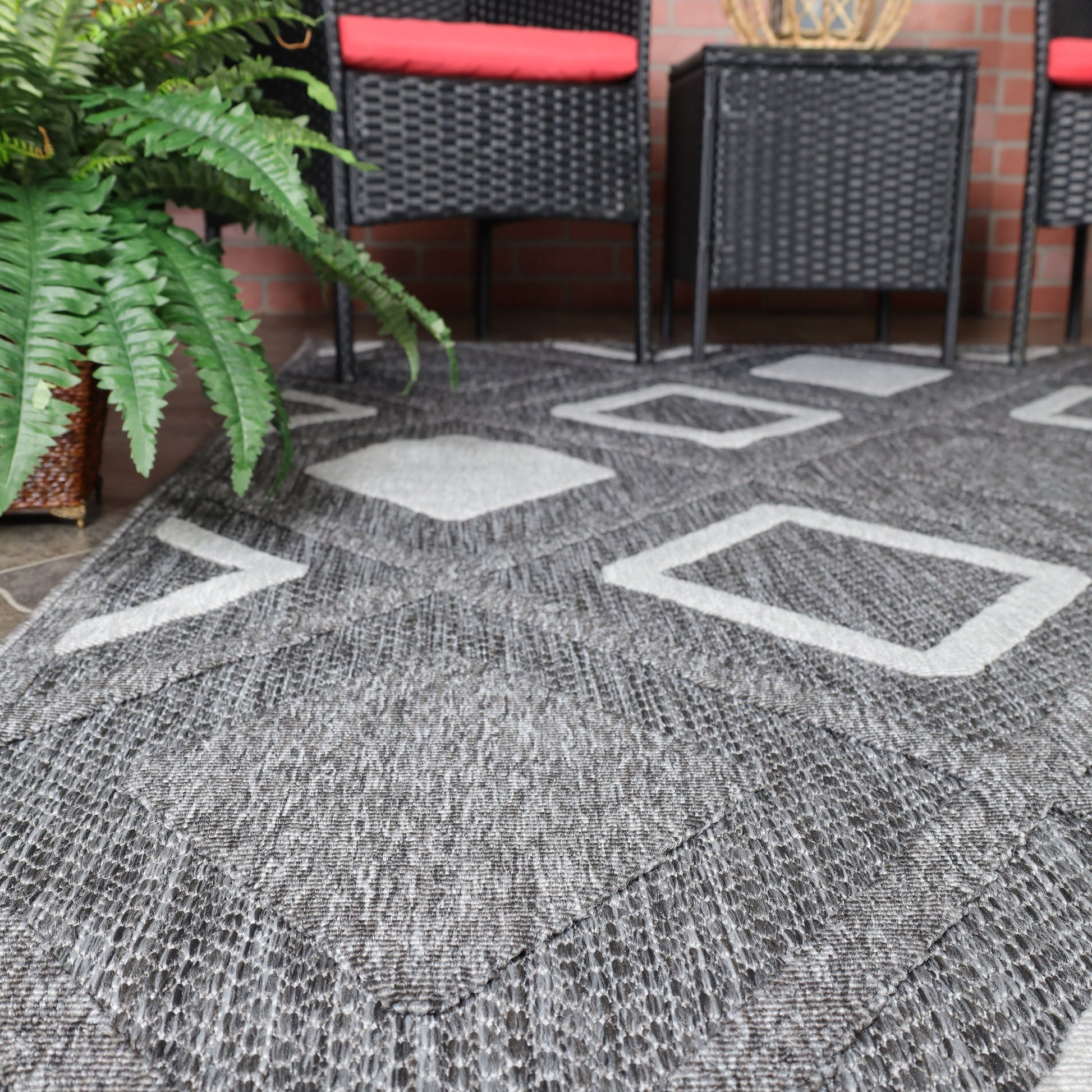 Superior Daelyn Modern Diamond Lattice Indoor/Outdoor Area Rug - Grey