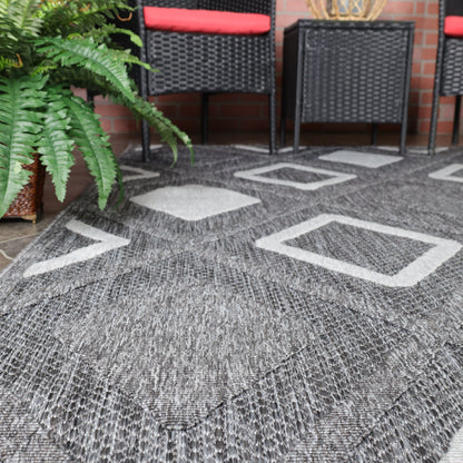 Superior Daelyn Modern Diamond Lattice Indoor/Outdoor Area Rug - Grey