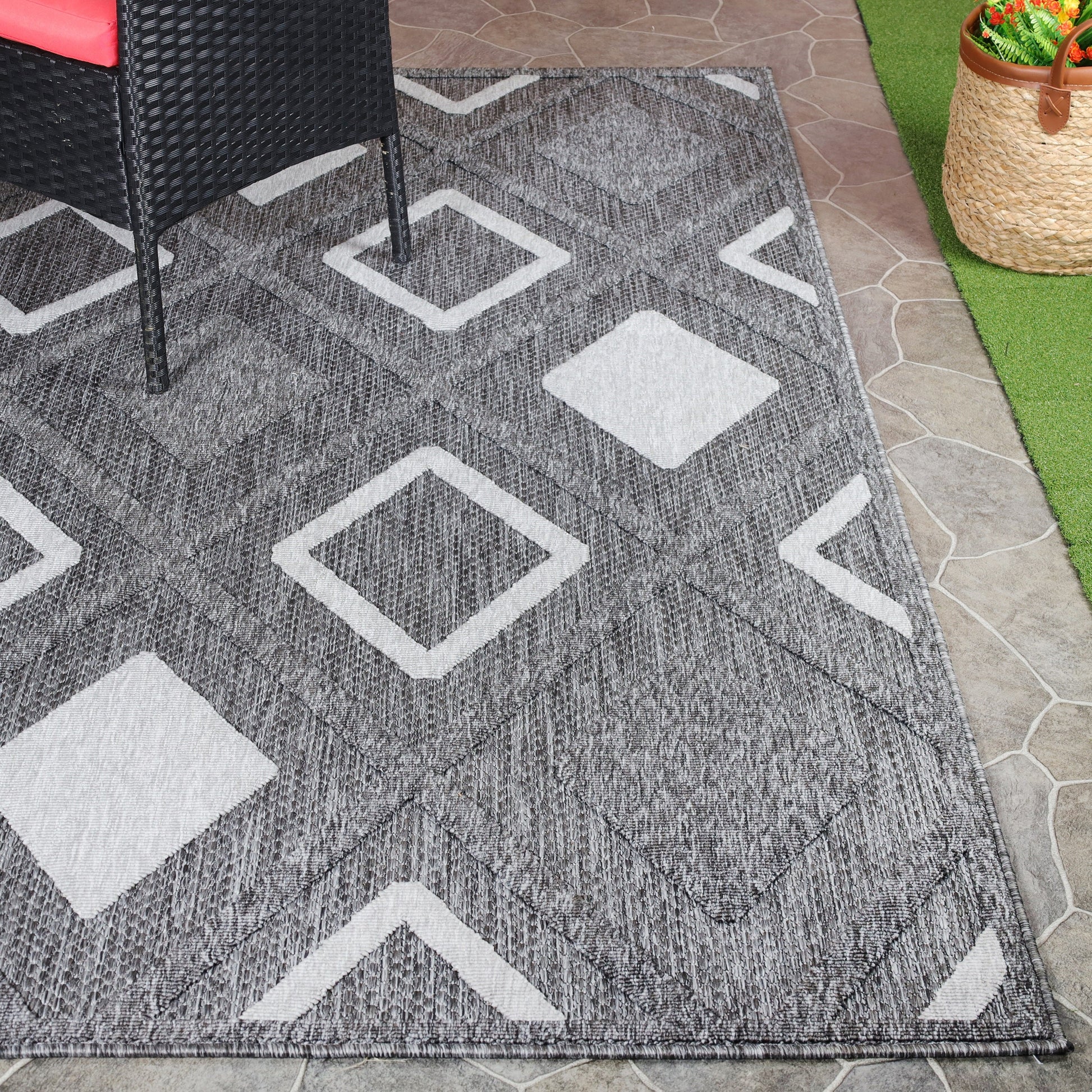Superior Daelyn Modern Diamond Lattice Indoor/Outdoor Area Rug - Grey