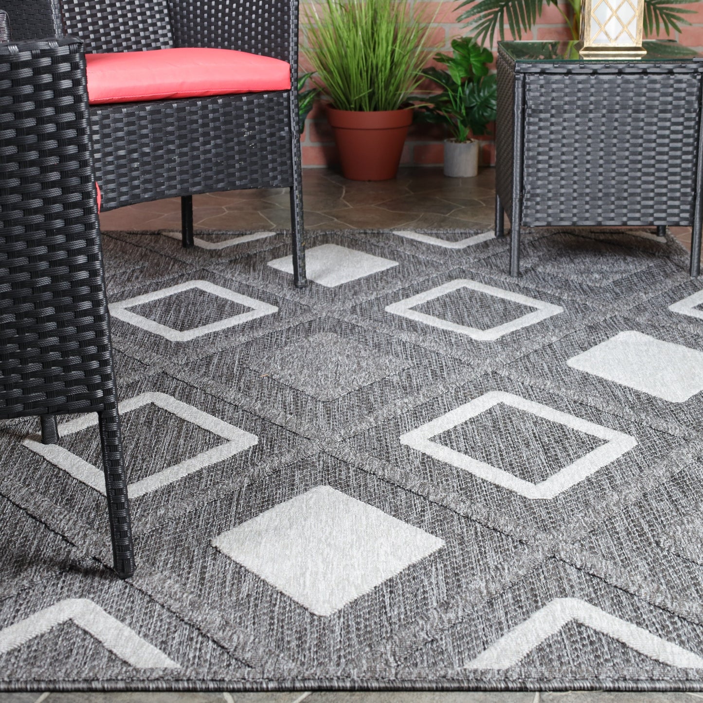 Superior Daelyn Modern Diamond Lattice Indoor/Outdoor Area Rug - Grey