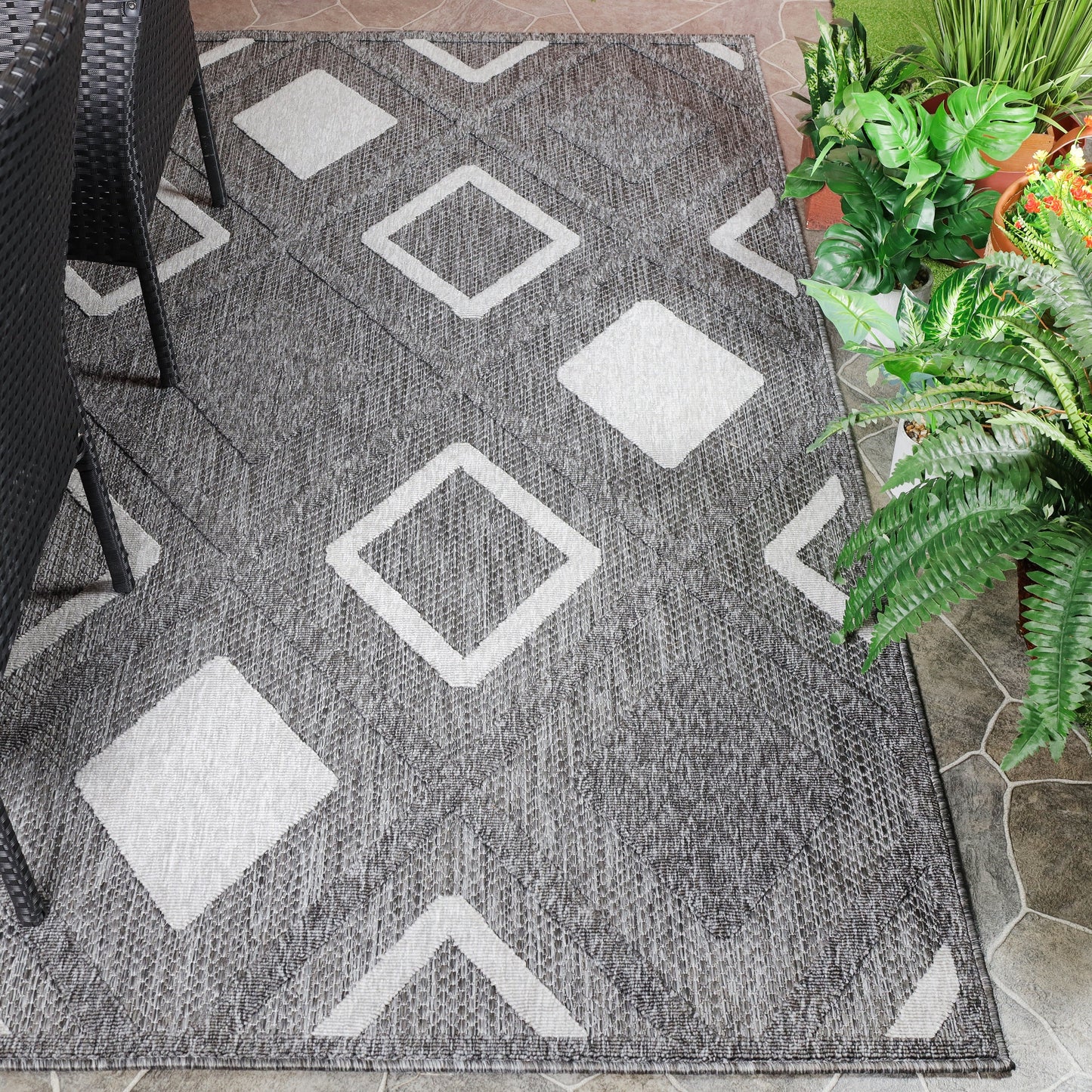 Superior Daelyn Modern Diamond Lattice Indoor/Outdoor Area Rug - Grey