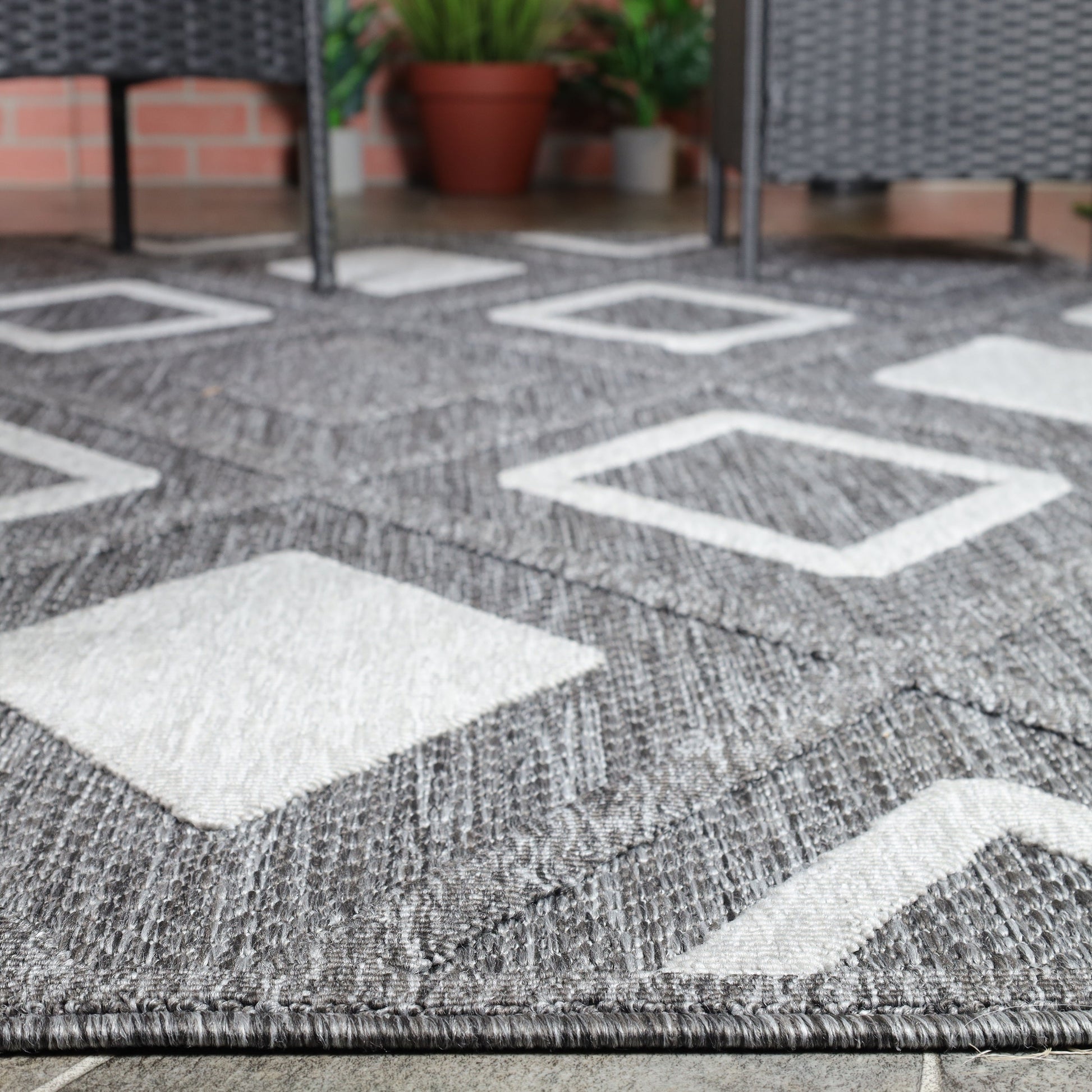 Superior Daelyn Modern Diamond Lattice Indoor/Outdoor Area Rug - Grey