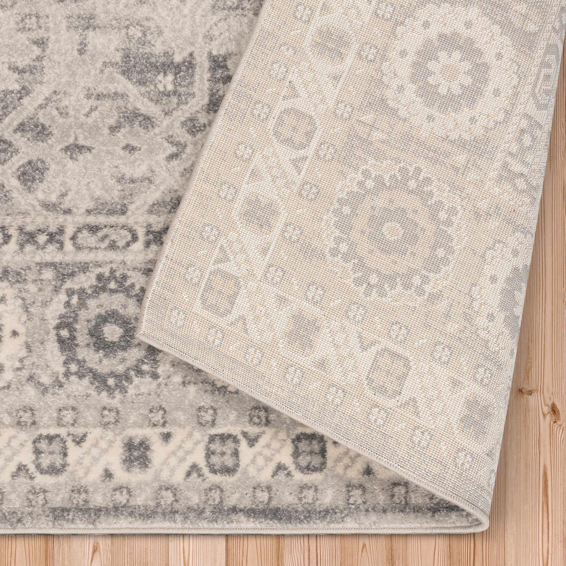 Superior Giovanna Traditional Oriental Medallion Indoor Area Rug