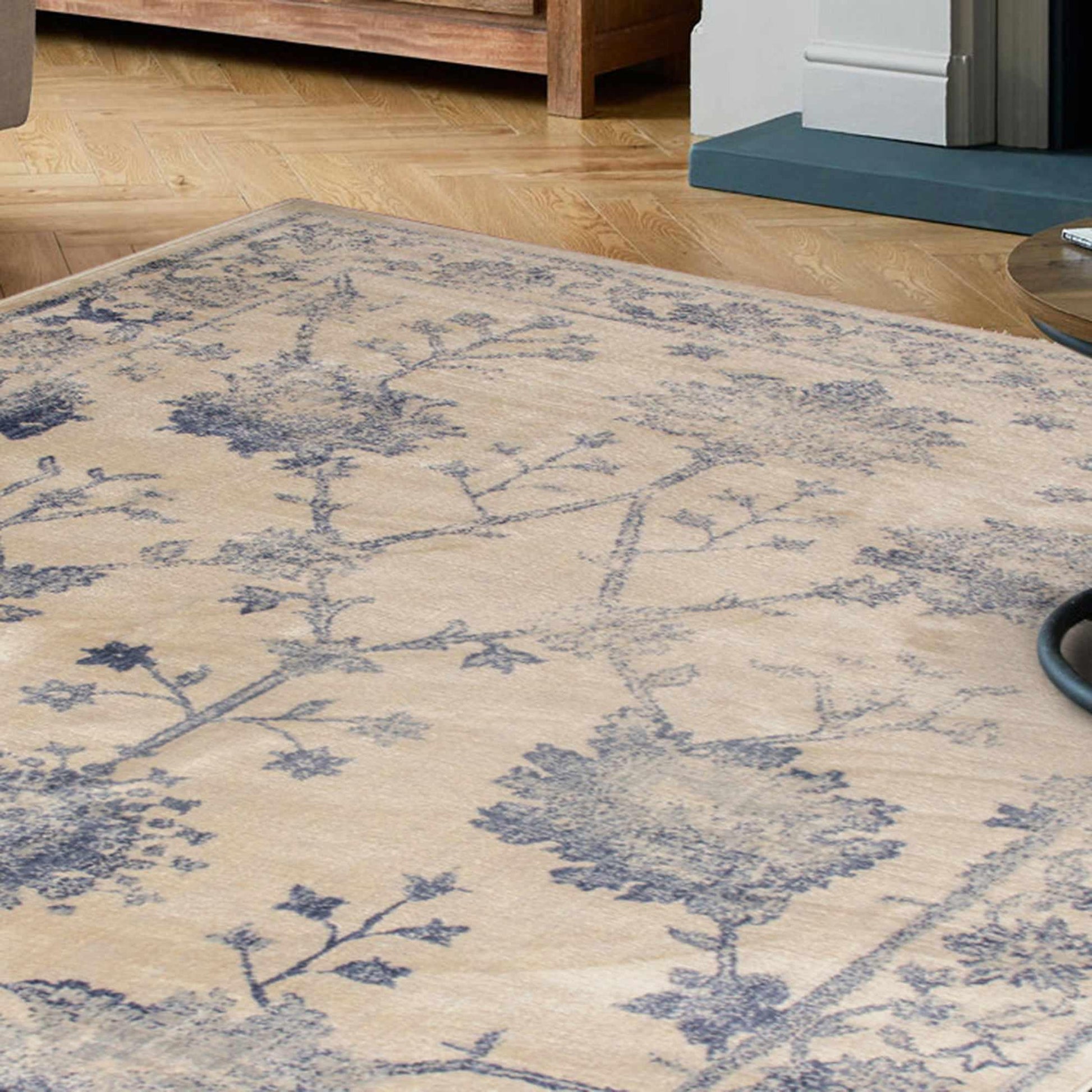 Superior Larkspur Distressed Floral Area Rug 