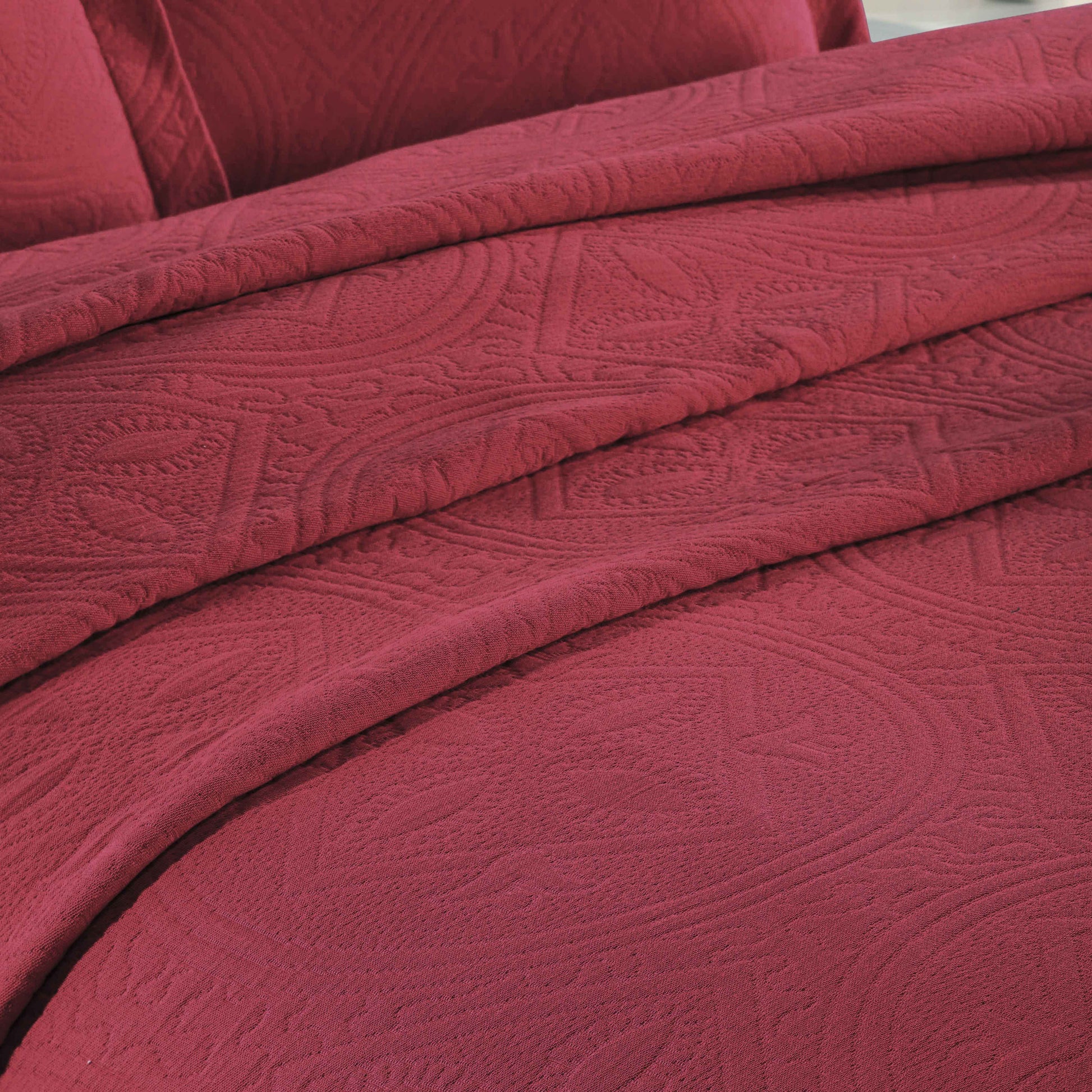 Celtic Circle Cotton Jacquard Matelasse Bedspread Set - Burgundy