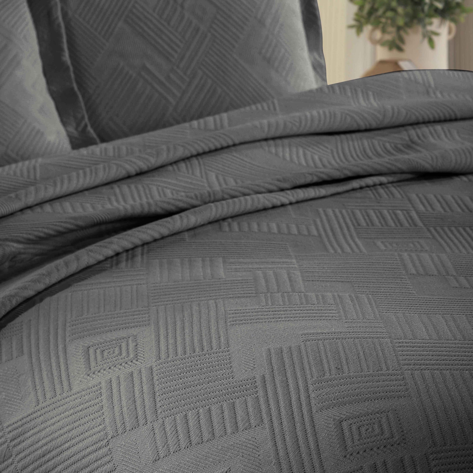 Cotton Jacquard Matelassé Scalloped Geometric Fret Bedspread Set - Charcoal