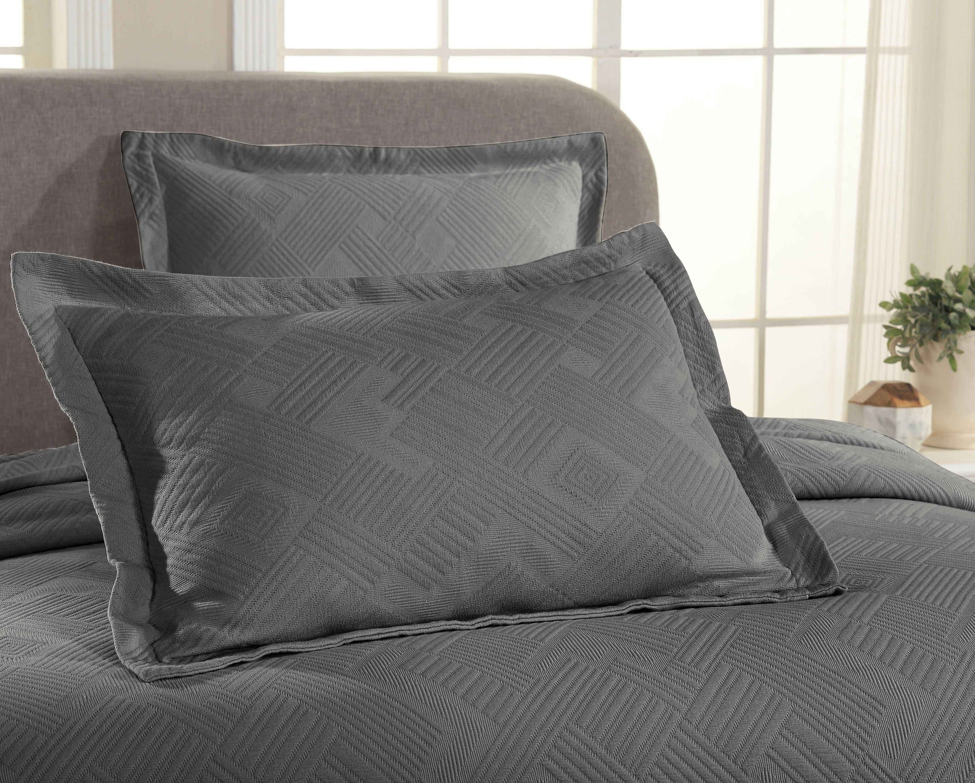 Cotton Jacquard Matelassé Scalloped Geometric Fret Bedspread Set - Charcoal