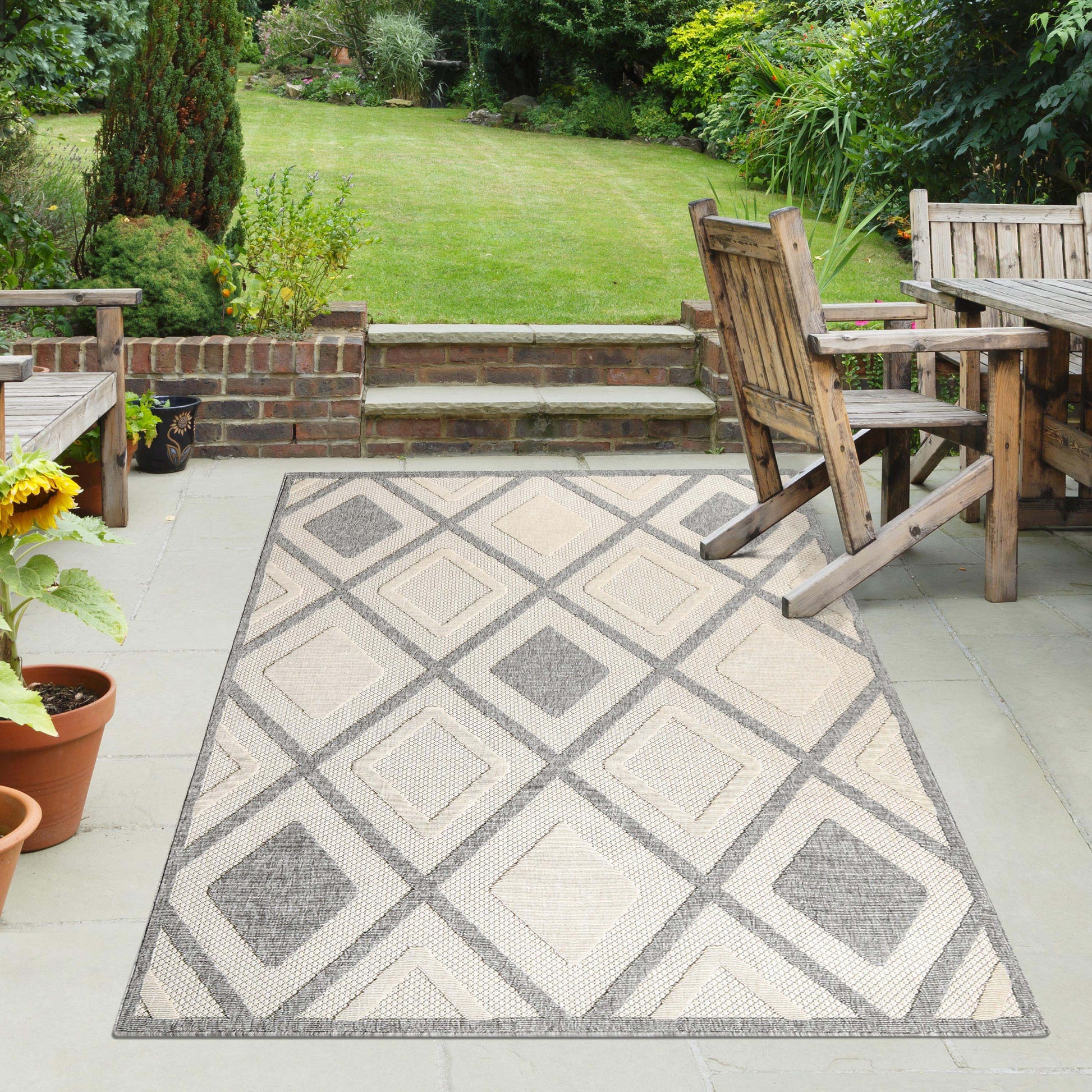 Superior Daelyn Modern Diamond Lattice Indoor/Outdoor Area Rug - Cream