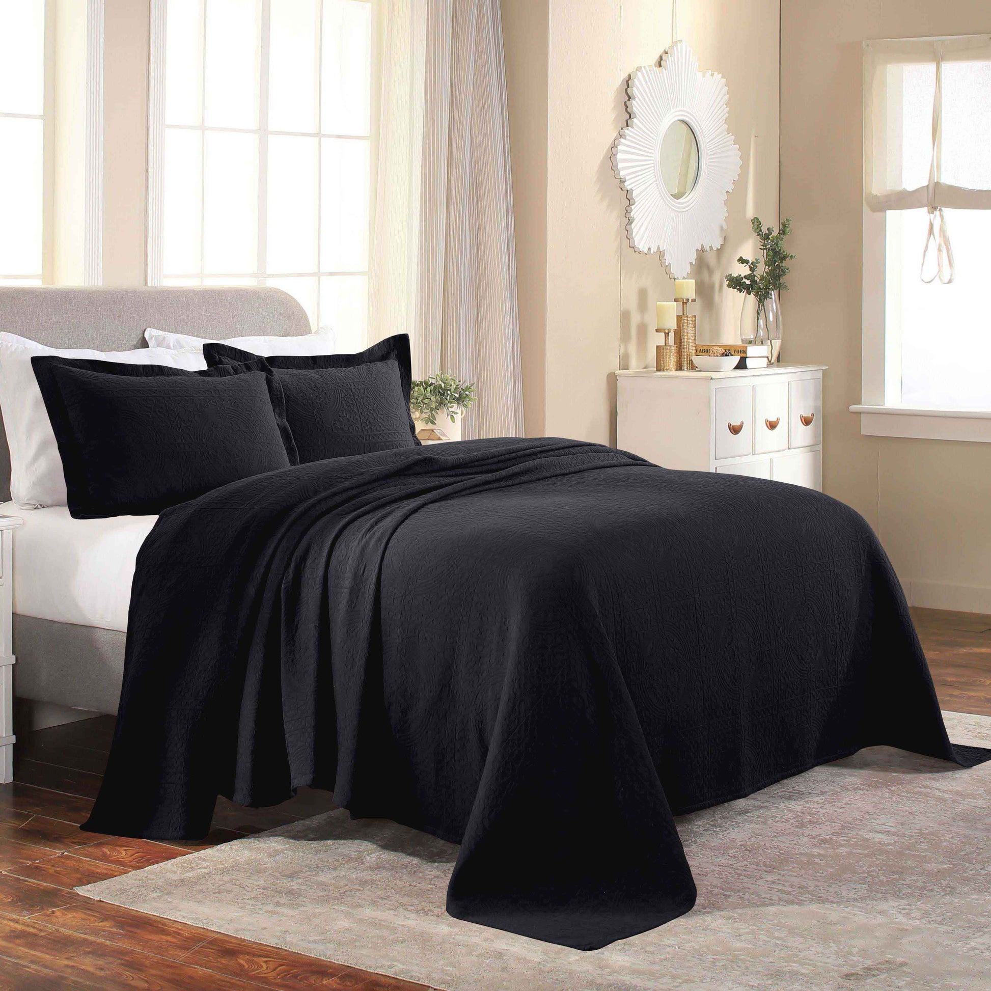 Fluer De Lis Jacquard Matelassé Cotton Medallion Bedspread Set - Black