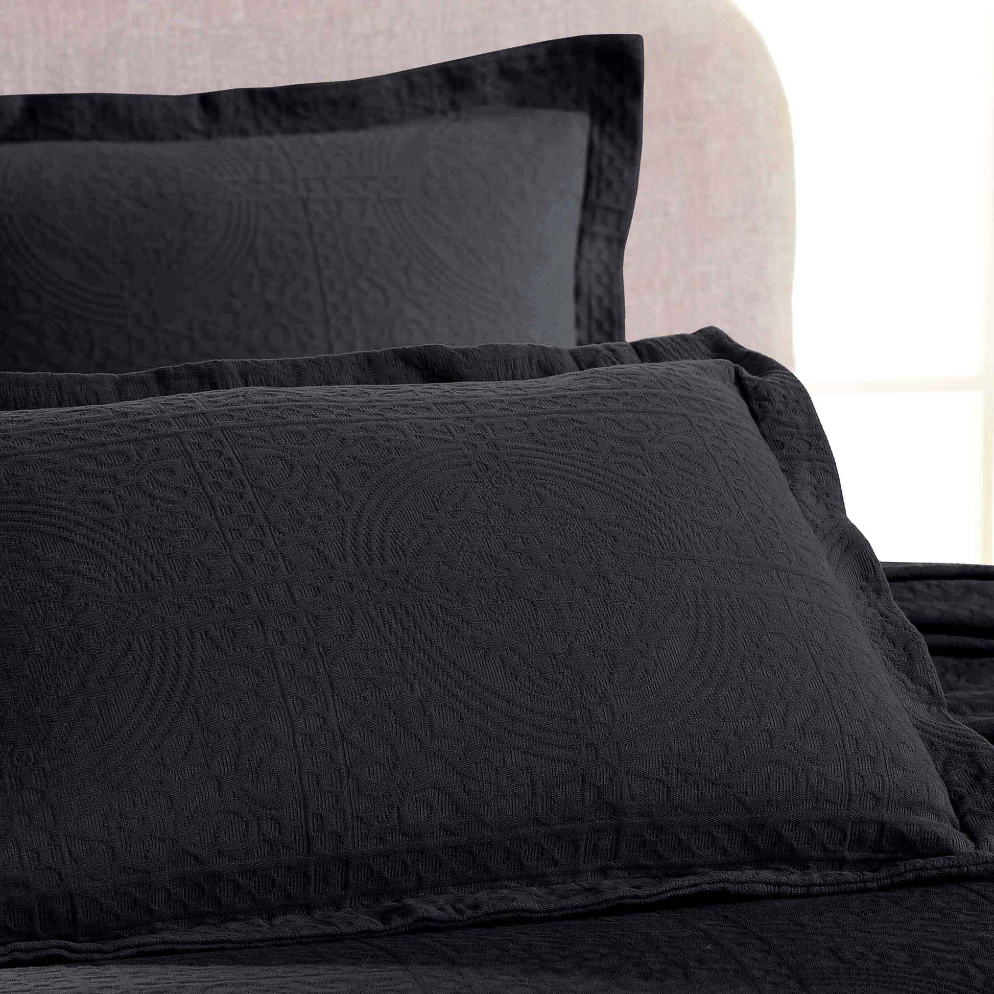 Fluer De Lis Jacquard Matelassé Cotton Medallion Bedspread Set - Black