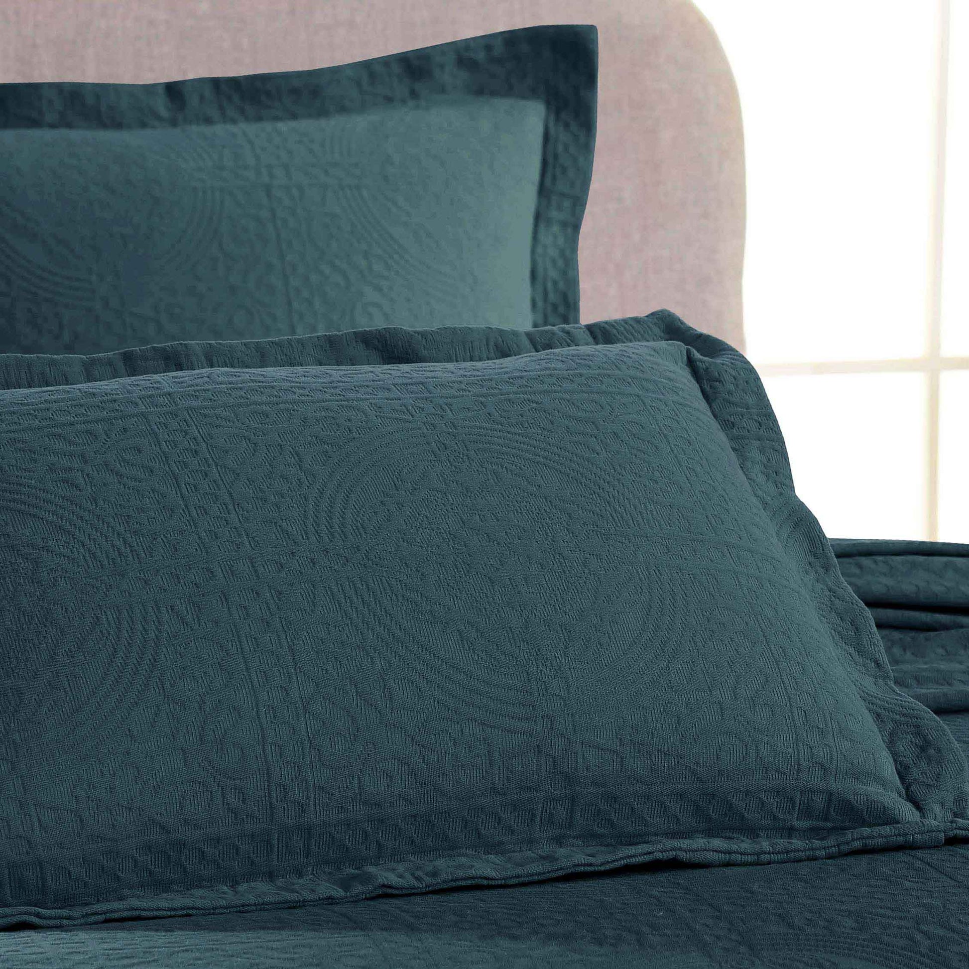 Fluer De Lis Jacquard Matelassé Cotton Medallion Bedspread Set - Deepsea