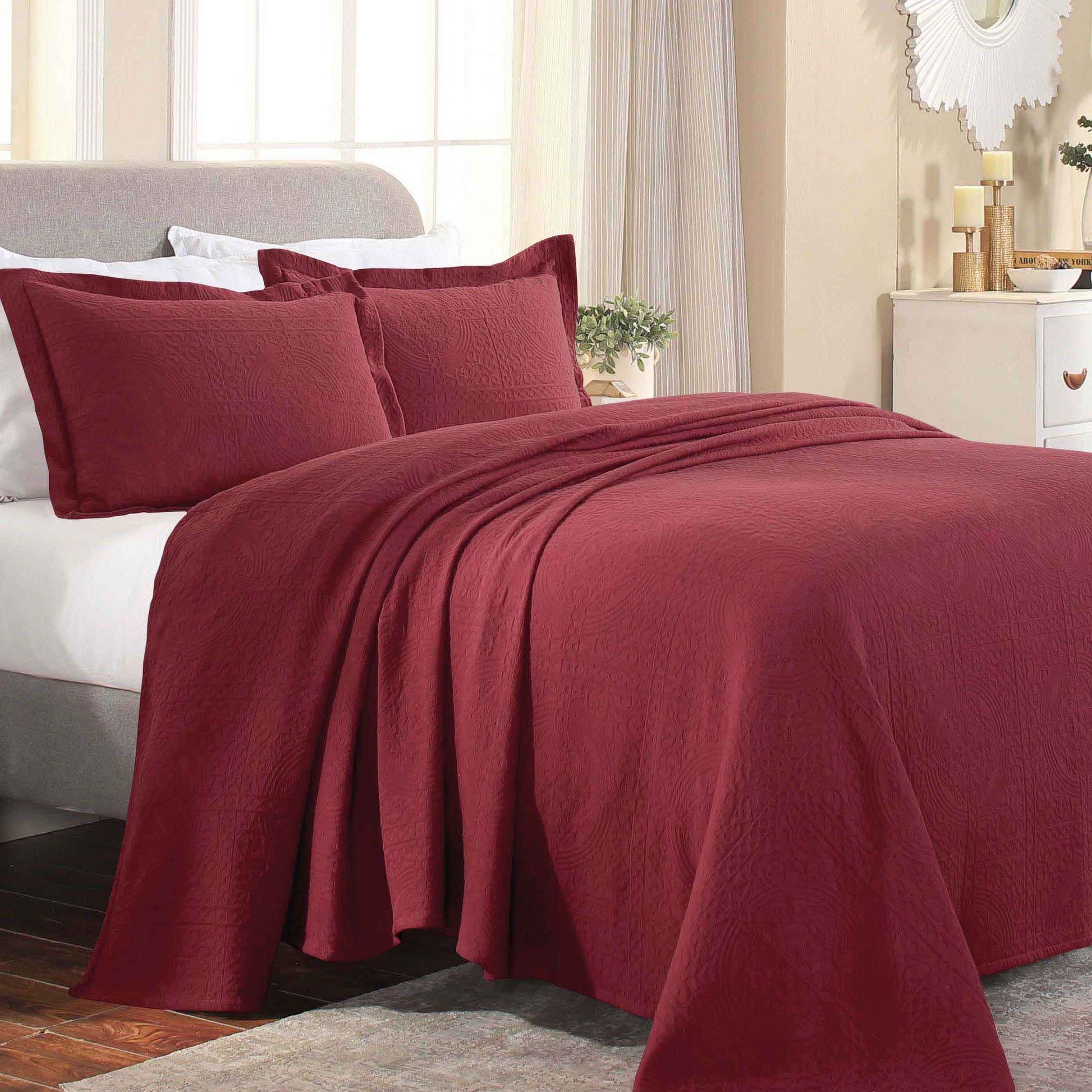 Fluer De Lis Jacquard Matelassé Cotton Medallion Bedspread Set - Garnet