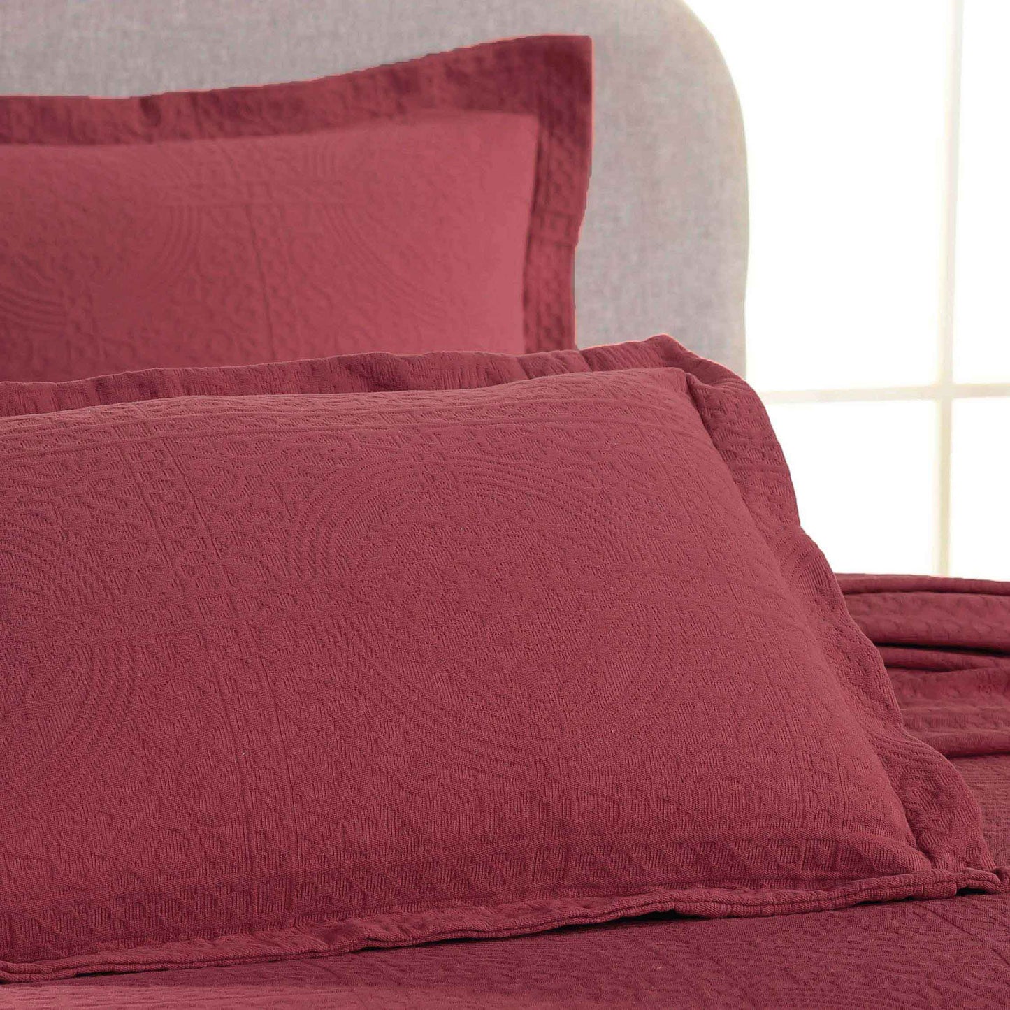 Fluer De Lis Jacquard Matelassé Cotton Medallion Bedspread Set - Garnet