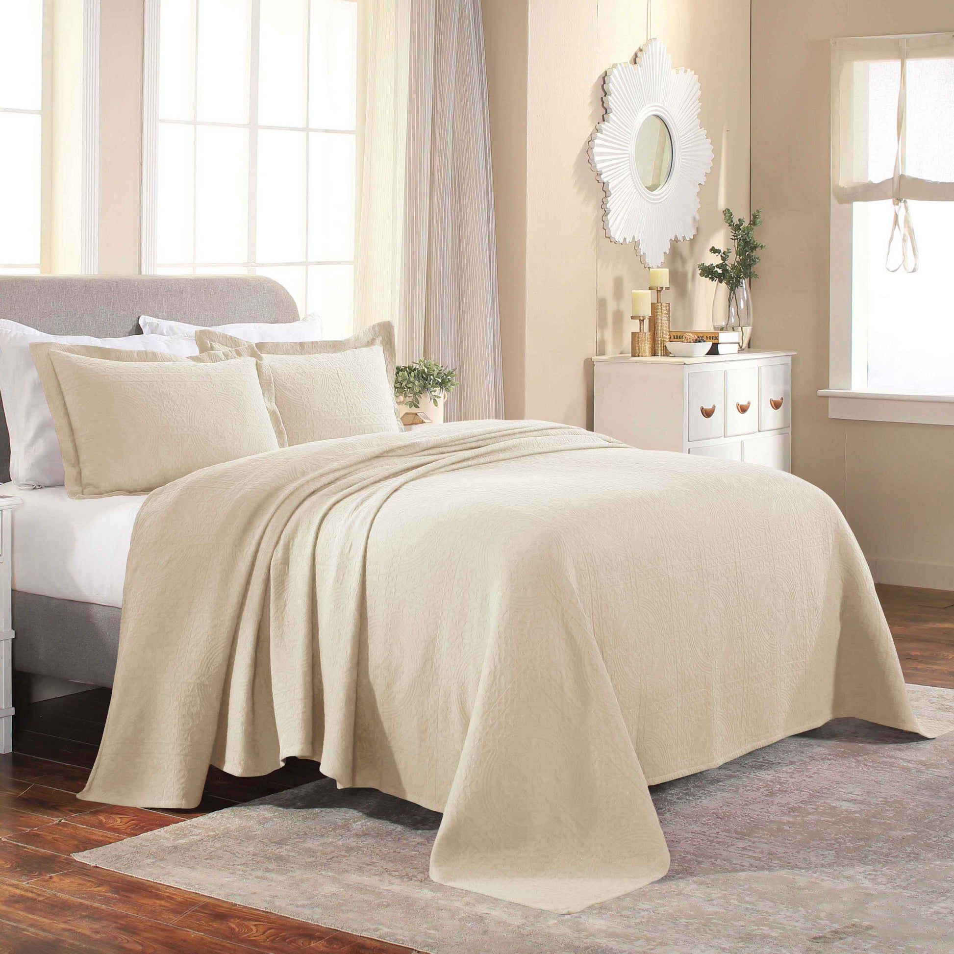 Fluer De Lis Jacquard Matelassé Cotton Medallion Bedspread Set - Ivory