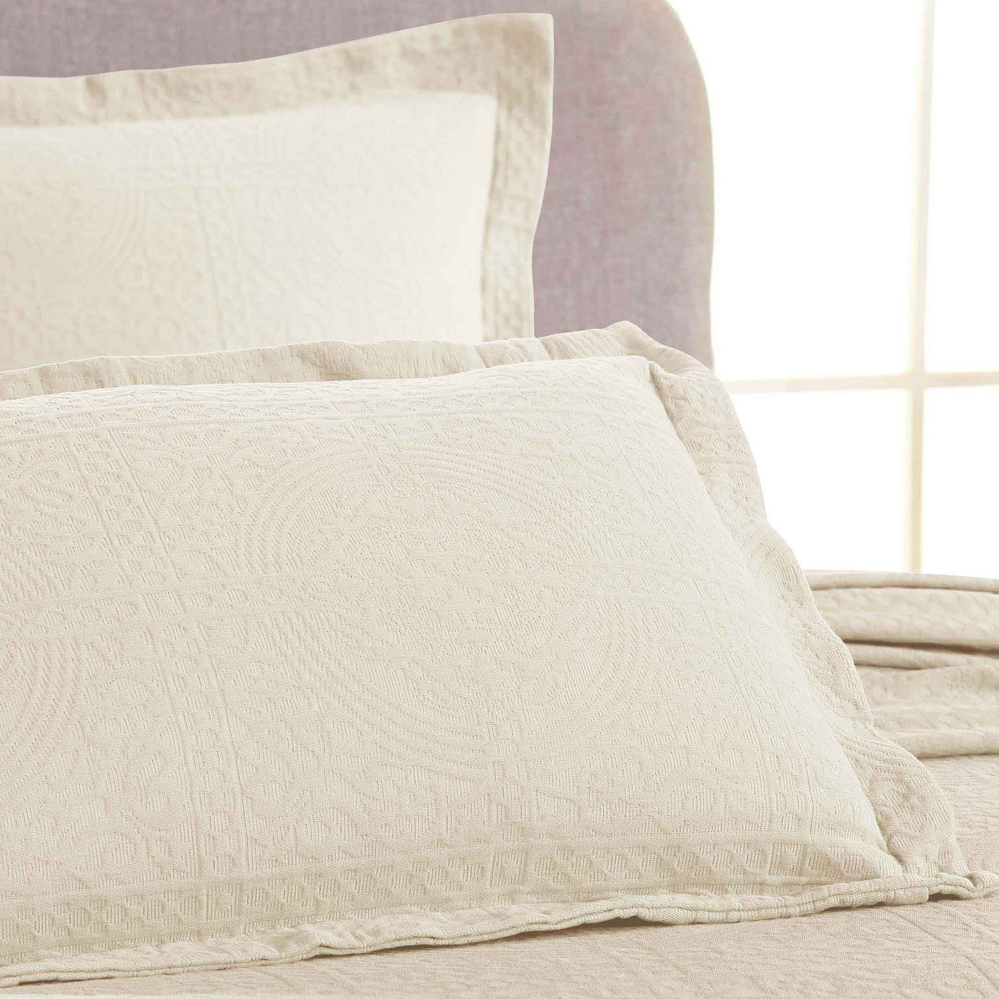 Fluer De Lis Jacquard Matelassé Cotton Medallion Bedspread Set - Ivory