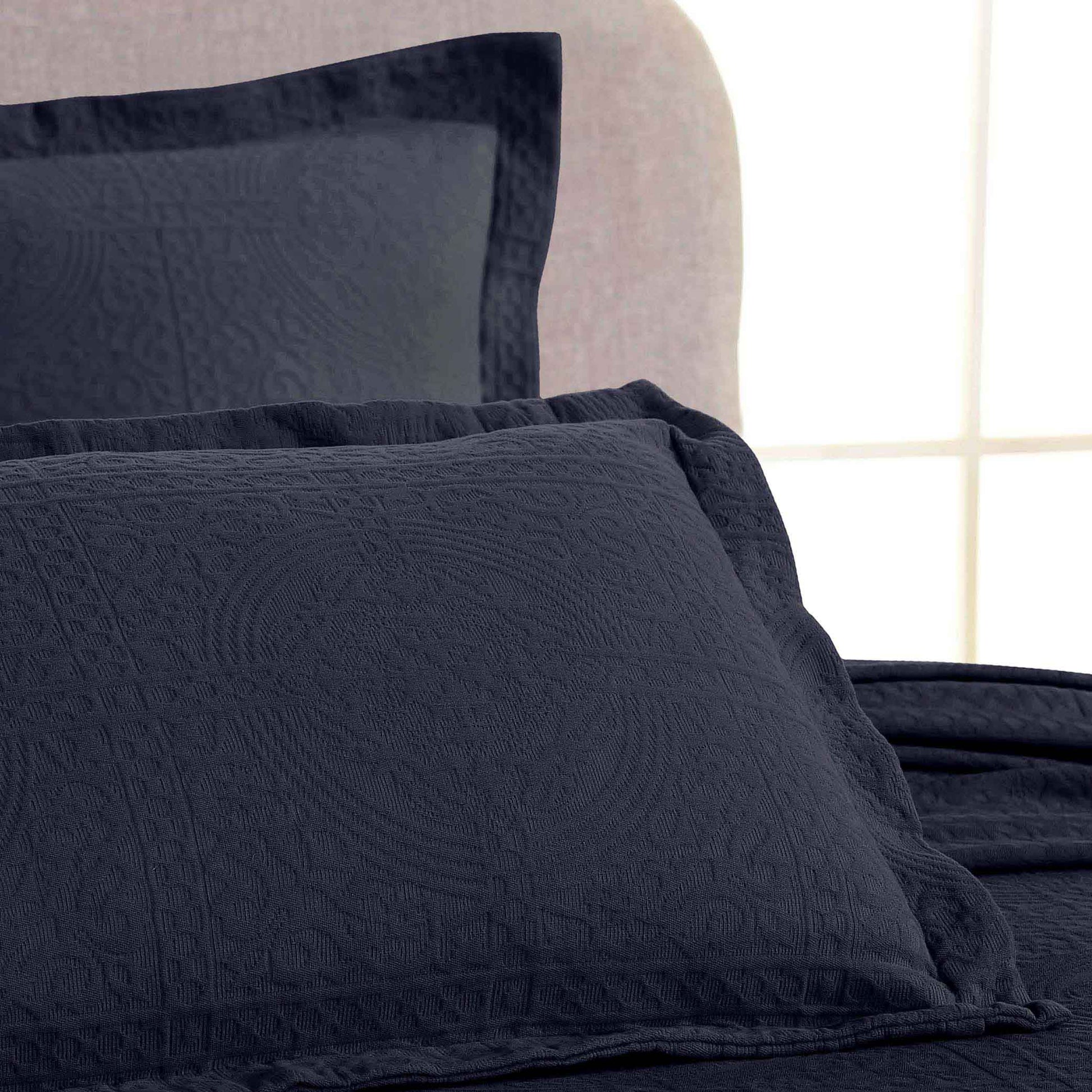 Fluer De Lis Jacquard Matelassé Cotton Medallion Bedspread Set - Navy Blue