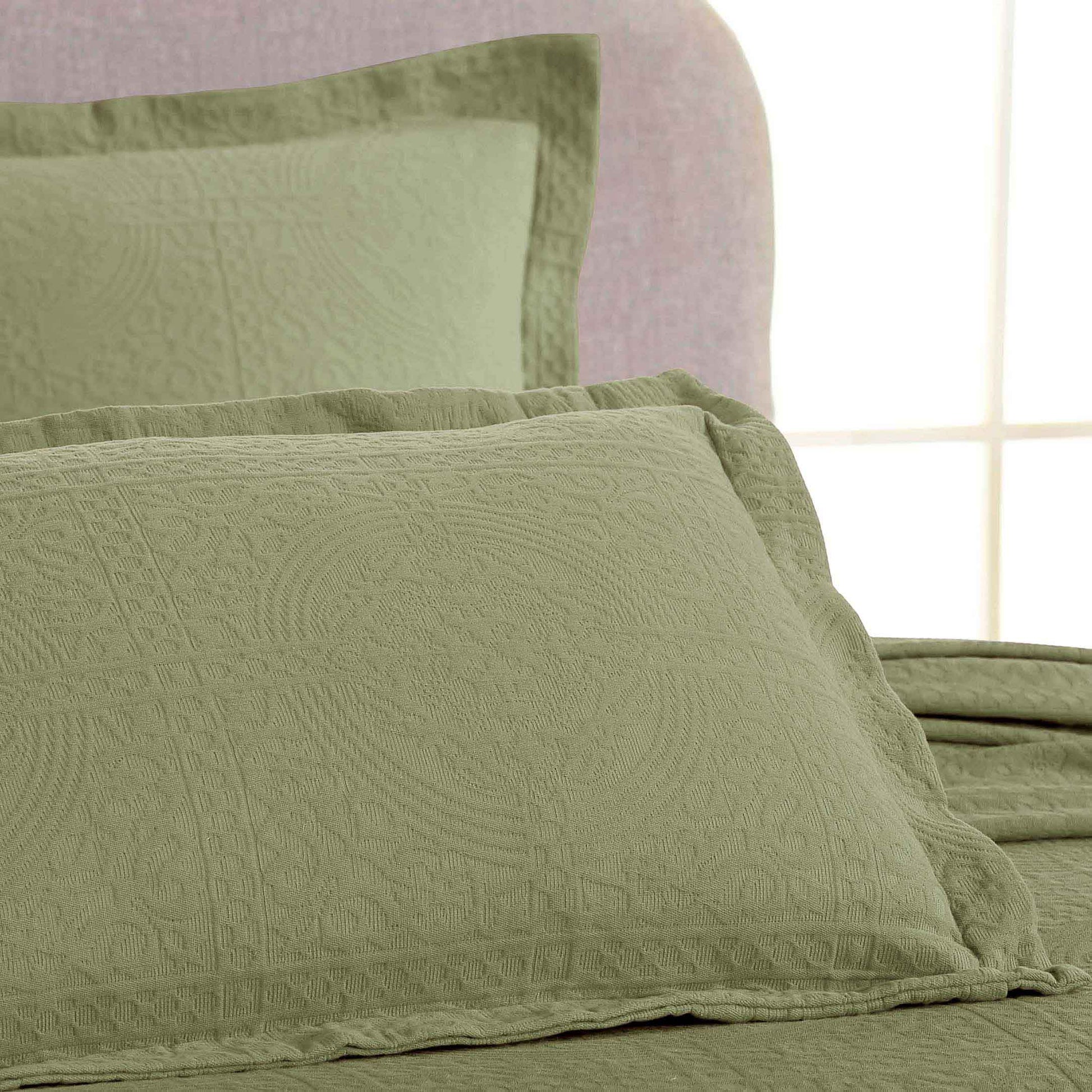 Fluer De Lis Jacquard Matelassé Cotton Medallion Bedspread Set - Sage