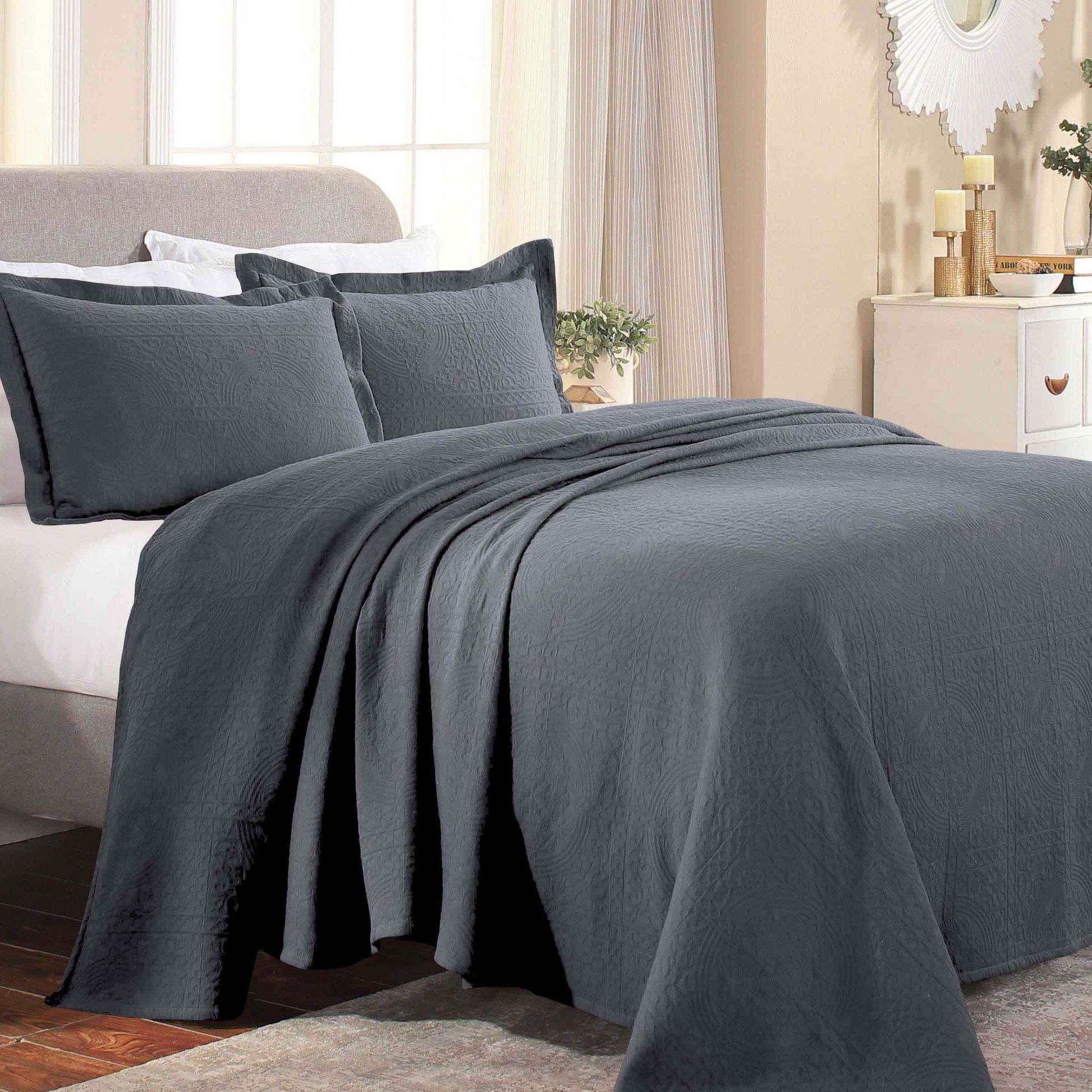 Fluer De Lis Jacquard Matelassé Cotton Medallion Bedspread Set - Silver