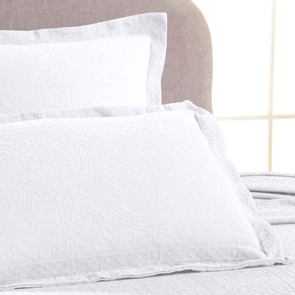 Fluer De Lis Jacquard Matelassé Cotton Medallion Bedspread Set - White