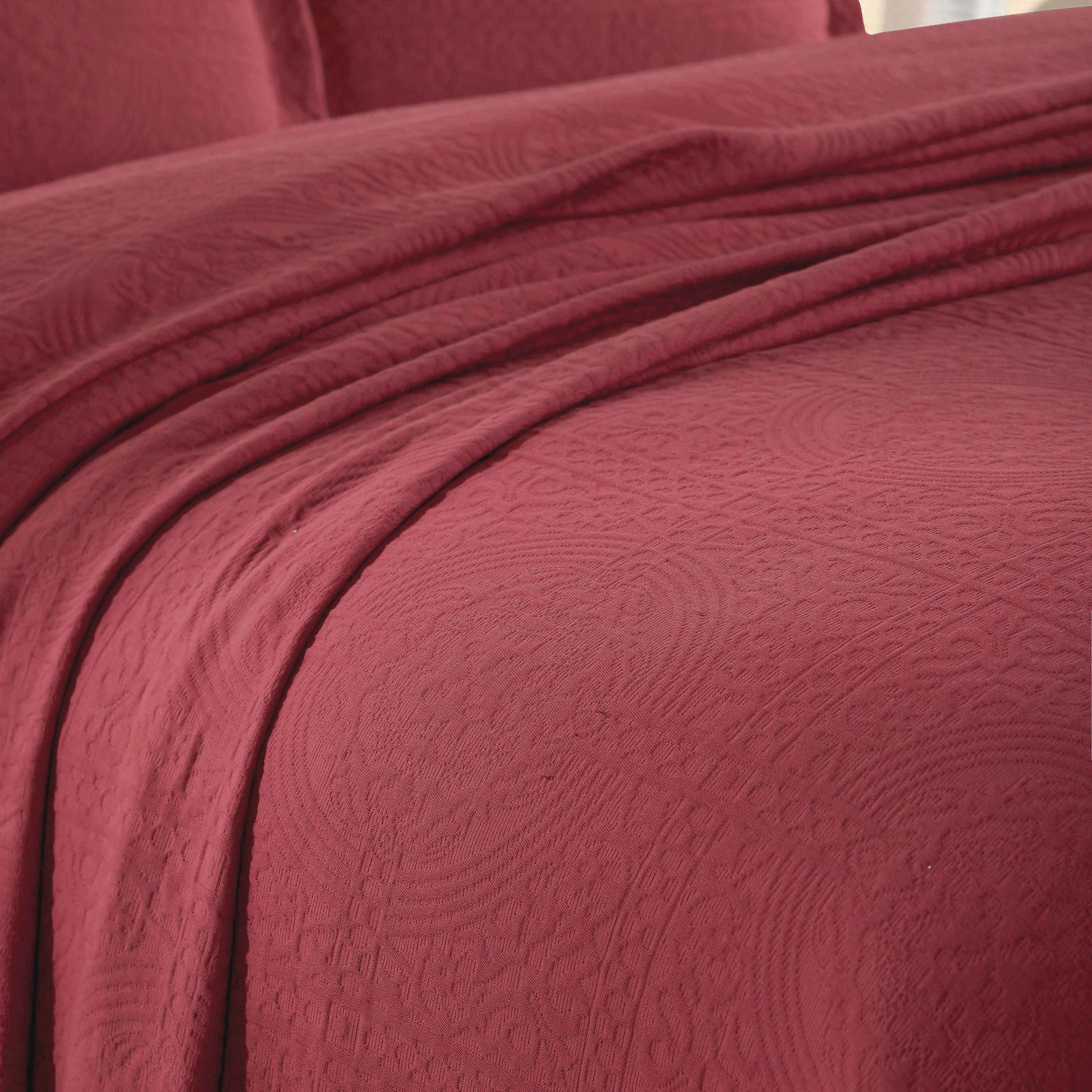 Fluer De Lis Jacquard Matelassé Cotton Medallion Bedspread Set - Garnet