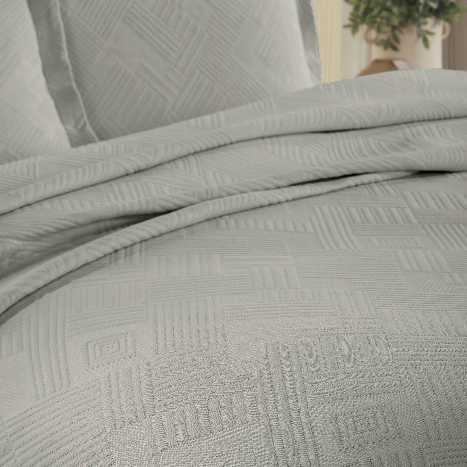 Cotton Jacquard Matelassé Scalloped Geometric Fret Bedspread Set - Platinum