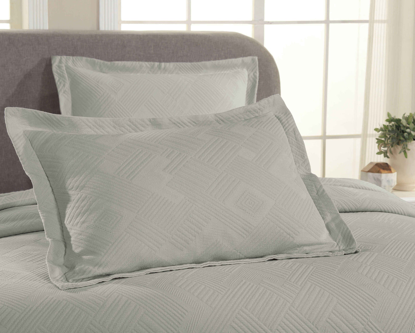 Cotton Jacquard Matelassé Scalloped Geometric Fret Bedspread Set - Platinum