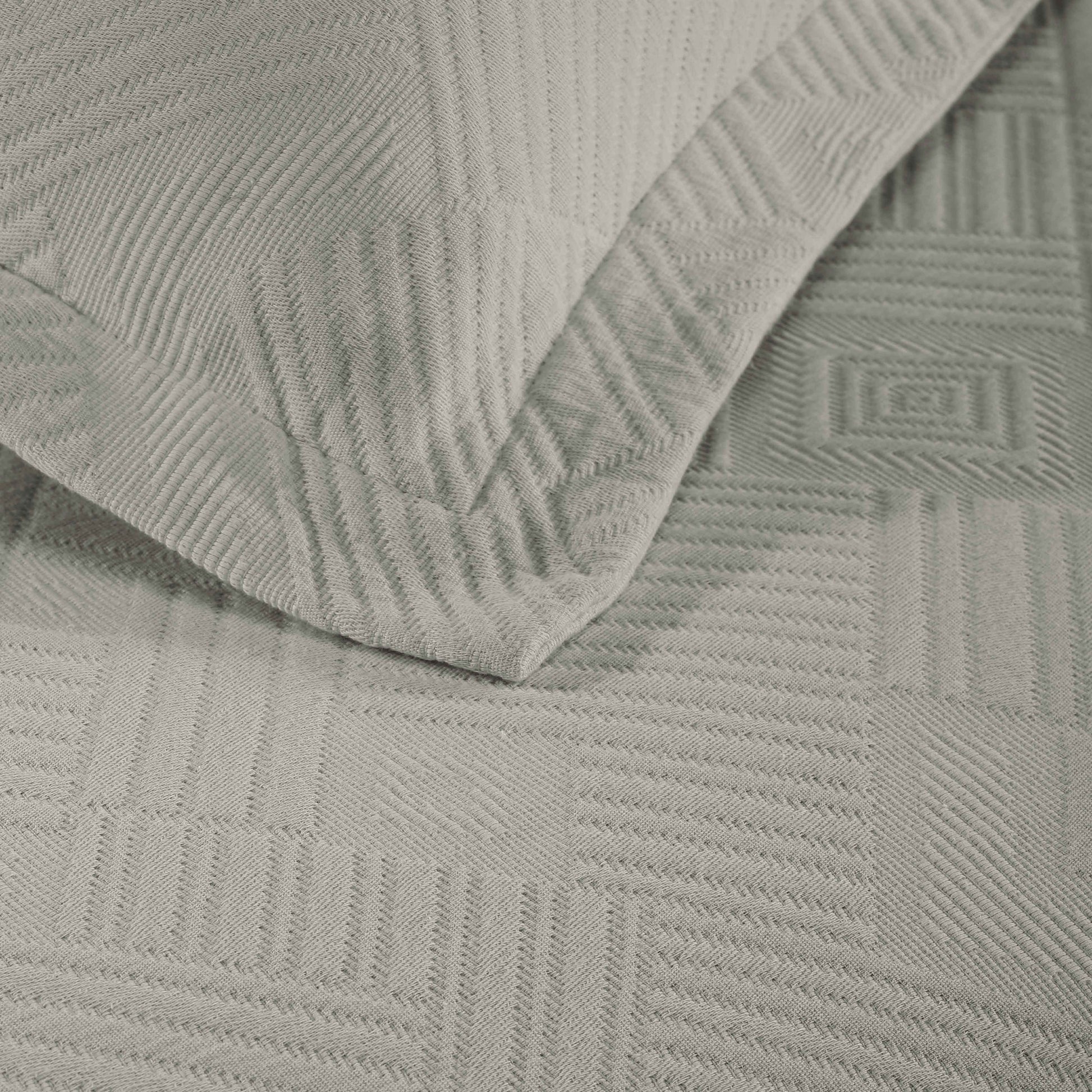 Cotton Jacquard Matelassé Scalloped Geometric Fret Bedspread Set - Platinum