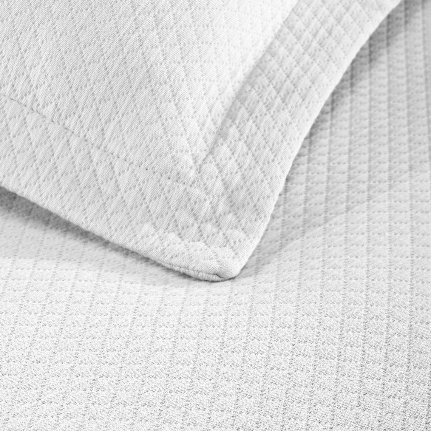 Solitaire Jacquard Matelassé Cotton Diamond Solitaire Bedspread Set - White