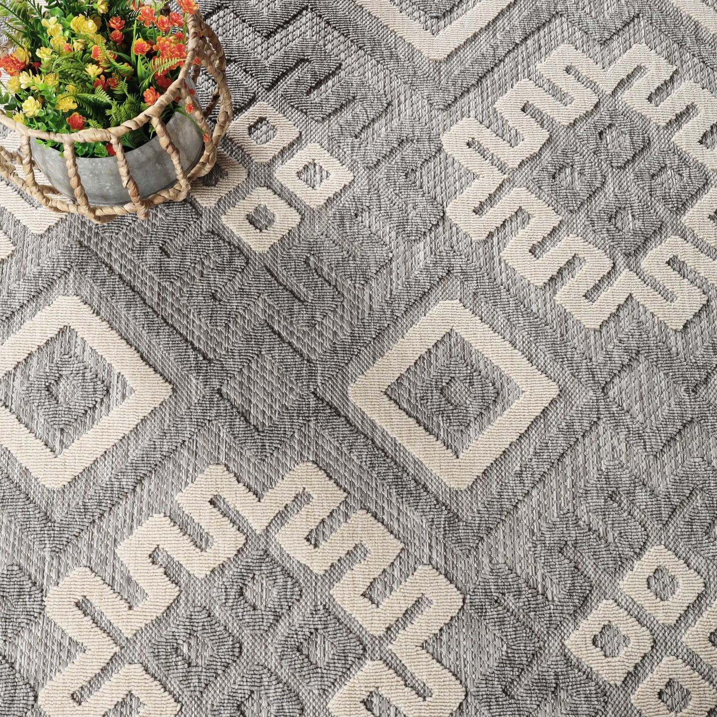 Sterling Modern Geometric Diamonds Indoor/Outdoor Area Rug - Grey